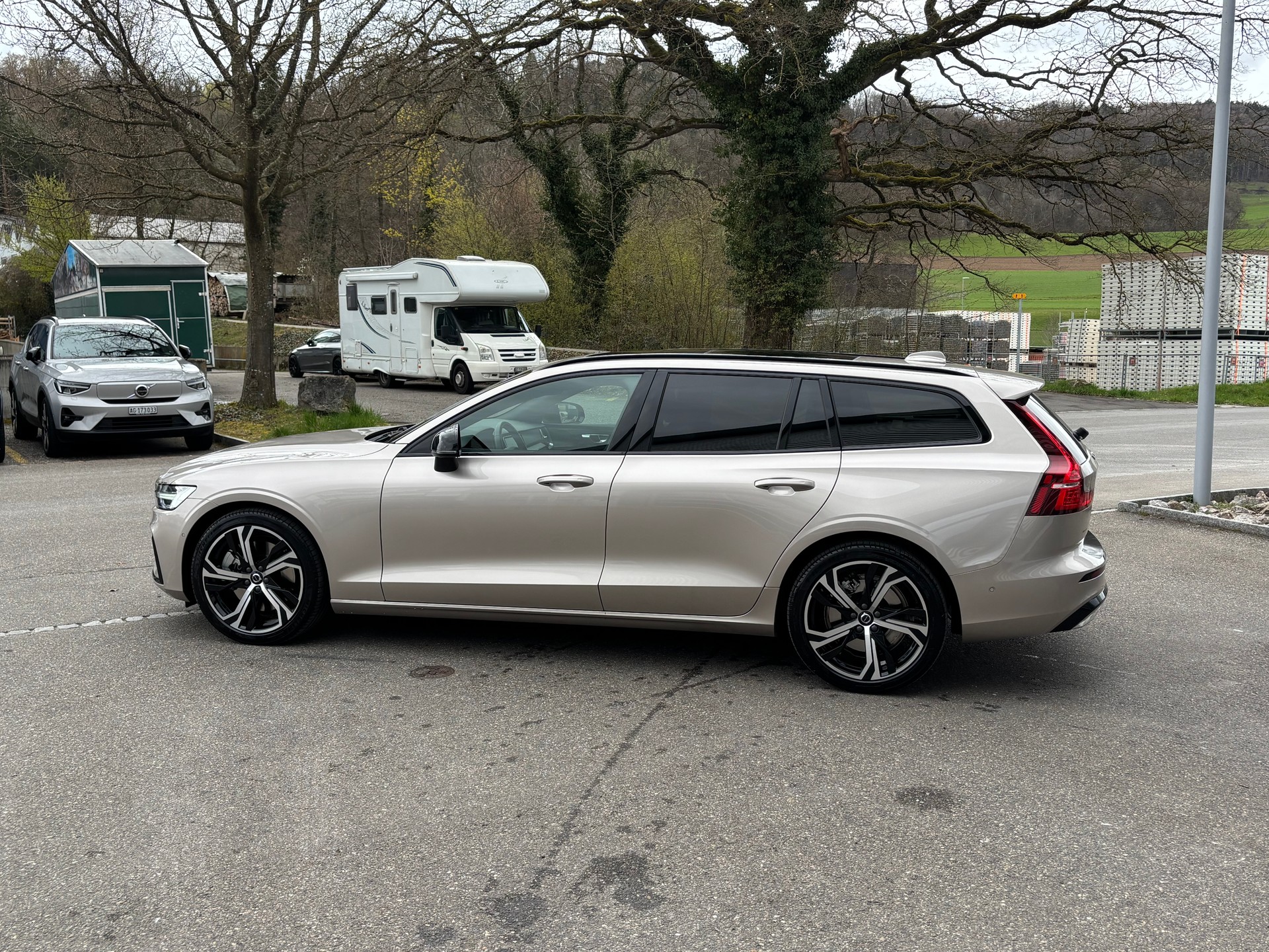 VOLVO V60 2.0 B5 Ultimate Dark AWD-image-4