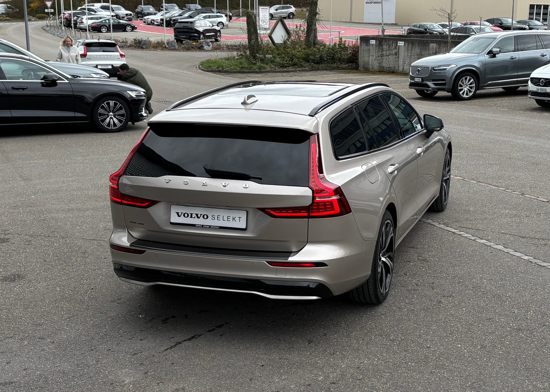 VOLVO V60 2.0 B5 Ultimate Dark AWD-image-5