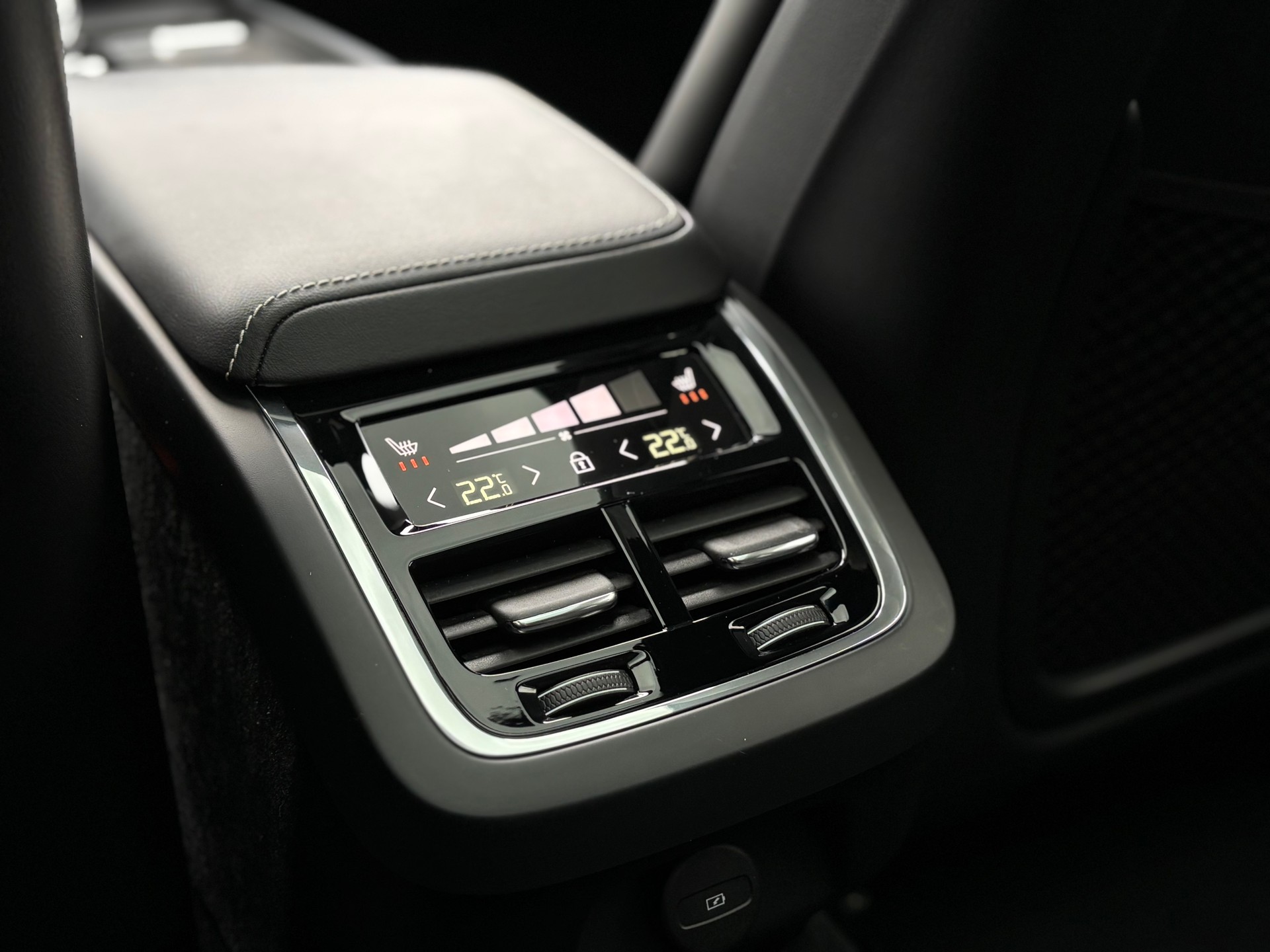 VOLVO V60 2.0 B5 Ultimate Dark AWD-image-11