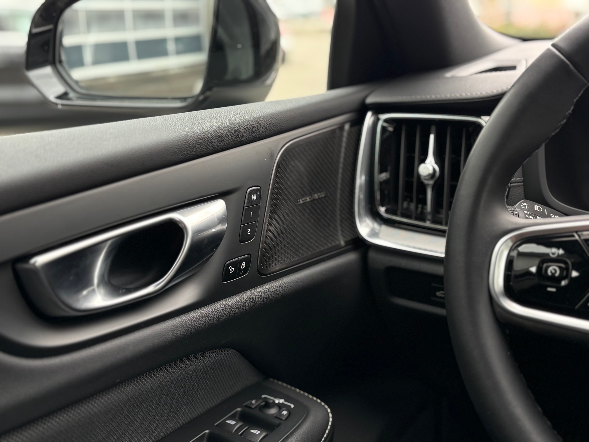 VOLVO V60 2.0 B5 Ultimate Dark AWD-image-13