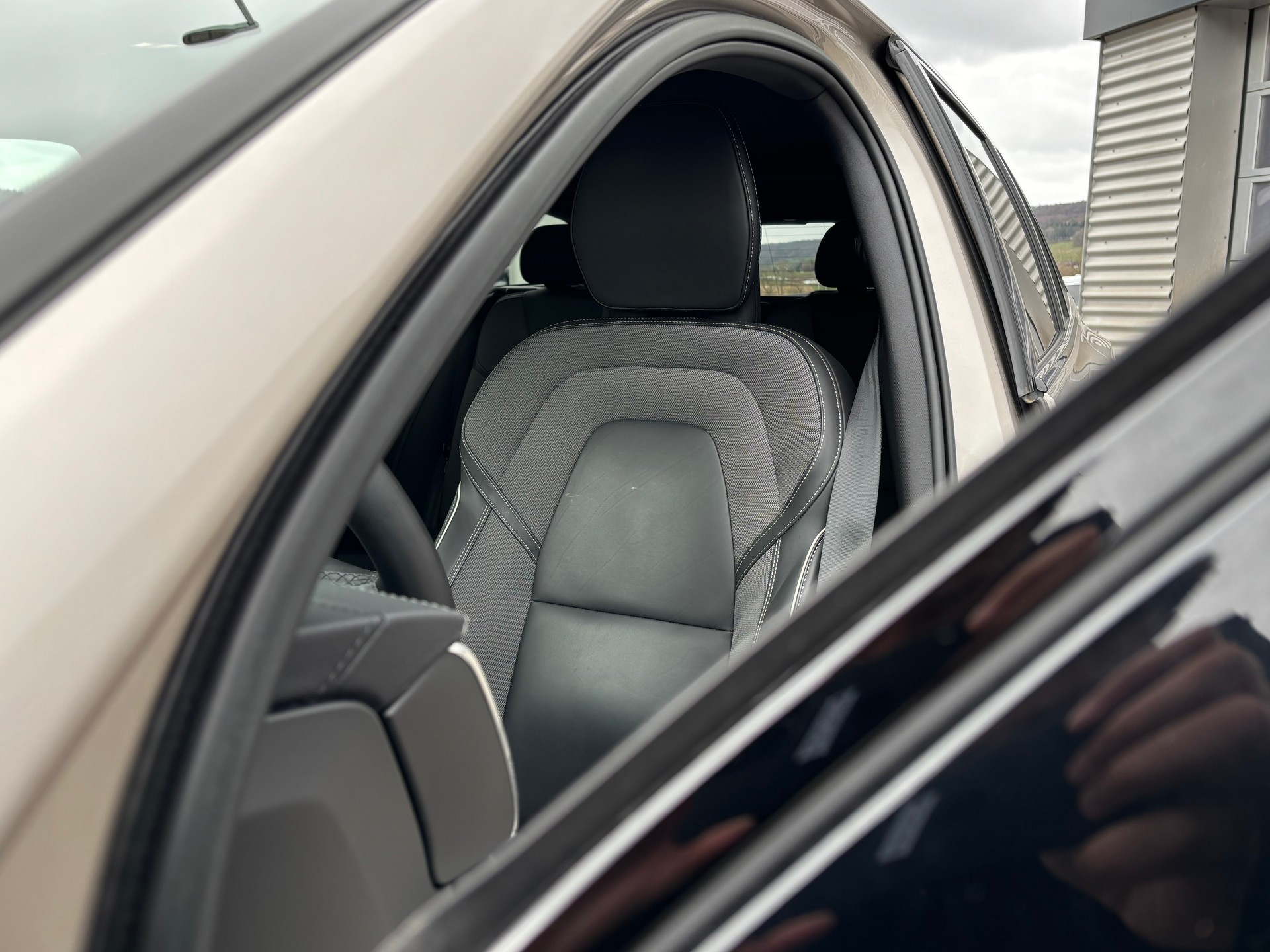 VOLVO V60 2.0 B5 Ultimate Dark AWD-image-3