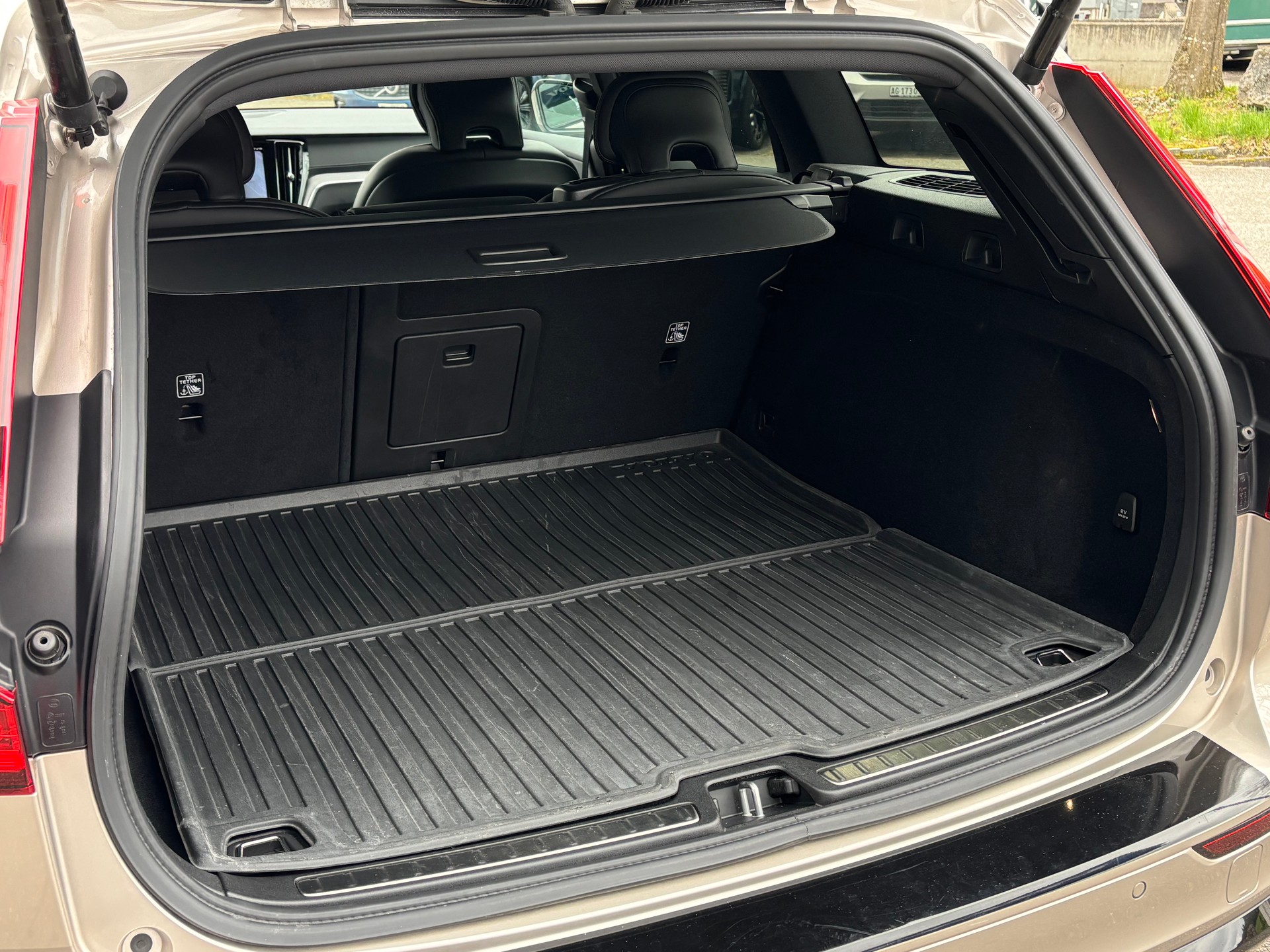 VOLVO V60 2.0 B5 Ultimate Dark AWD-image-9