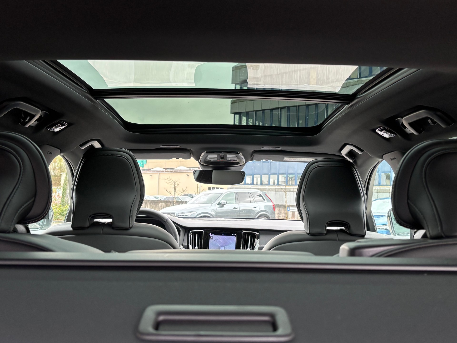 VOLVO V60 2.0 B5 Ultimate Dark AWD-image-12