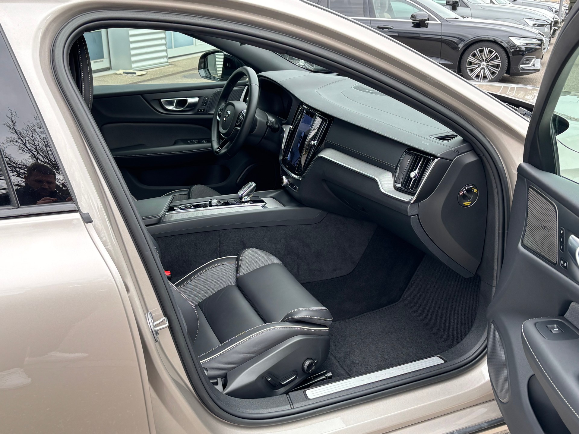 VOLVO V60 2.0 B5 Ultimate Dark AWD-image-6