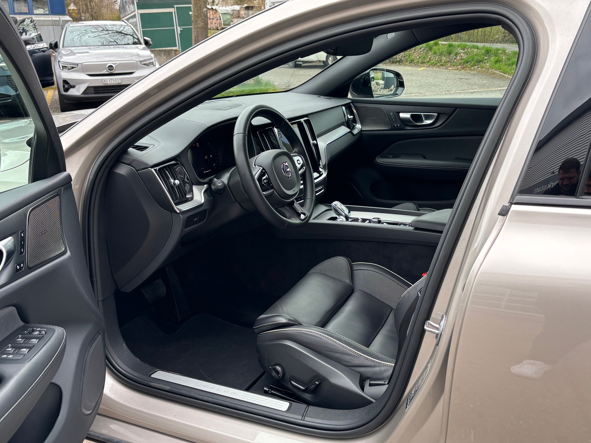 VOLVO V60 2.0 B5 Ultimate Dark AWD-image-2