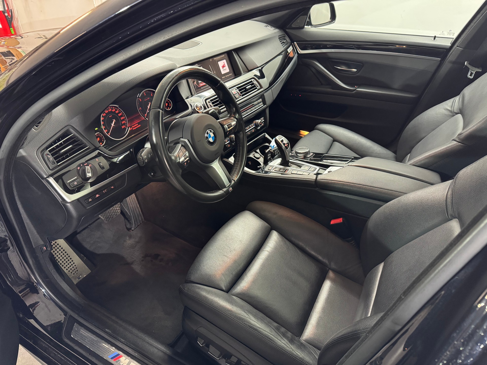 BMW M550d Touring xDrive Steptronic-image-9