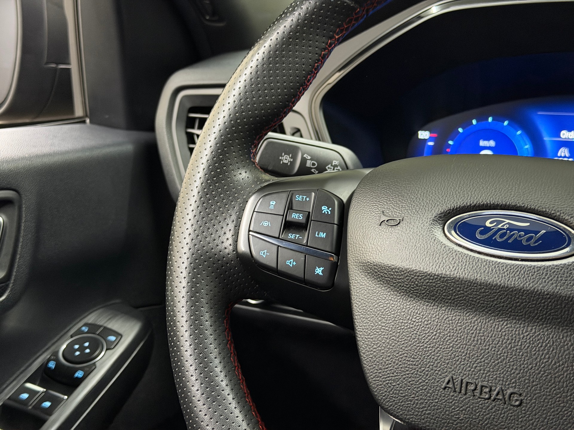 FORD Kuga 2.0 TDCi EcoBlue ST-Line X 4WD-image-12