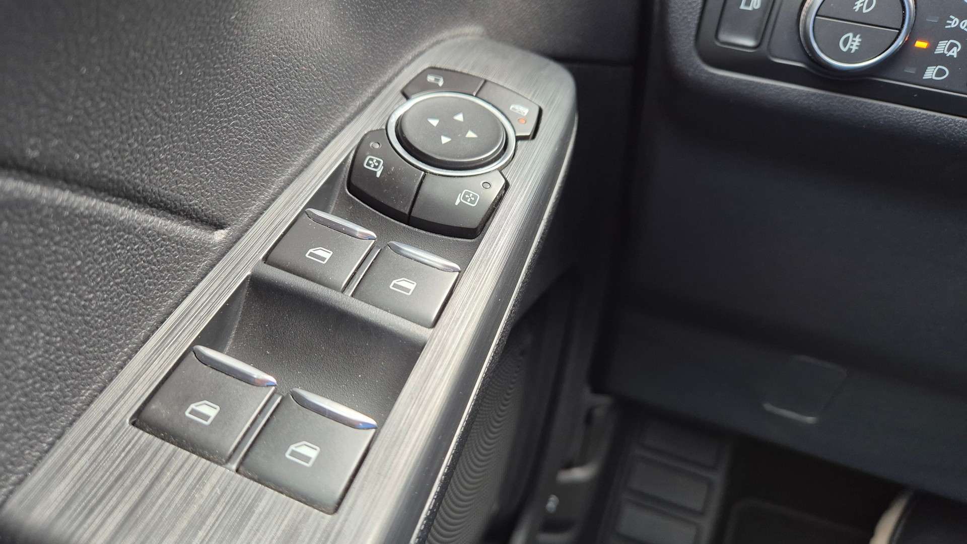 FORD Kuga 2.5 PHEV Titanium 2WD-image-18