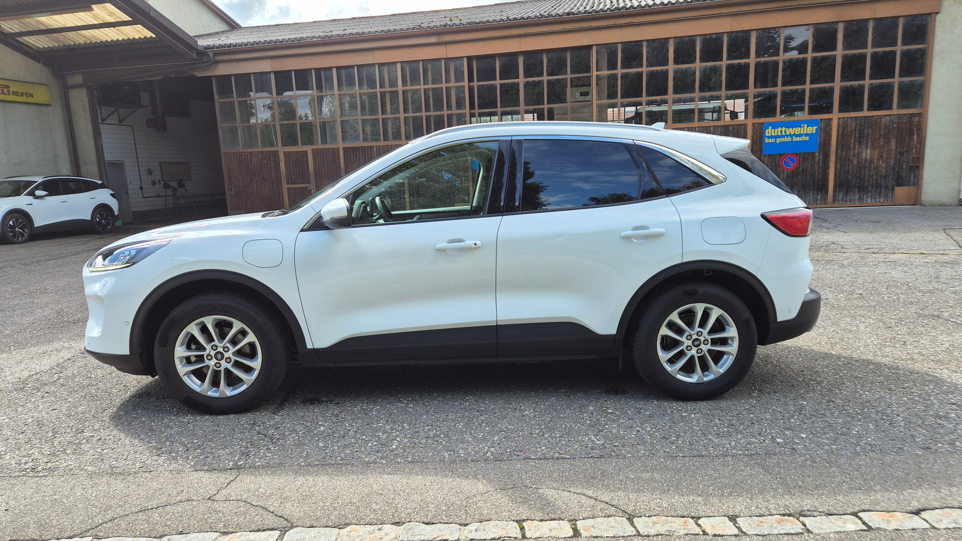 FORD Kuga 2.5 PHEV Titanium 2WD-image-2