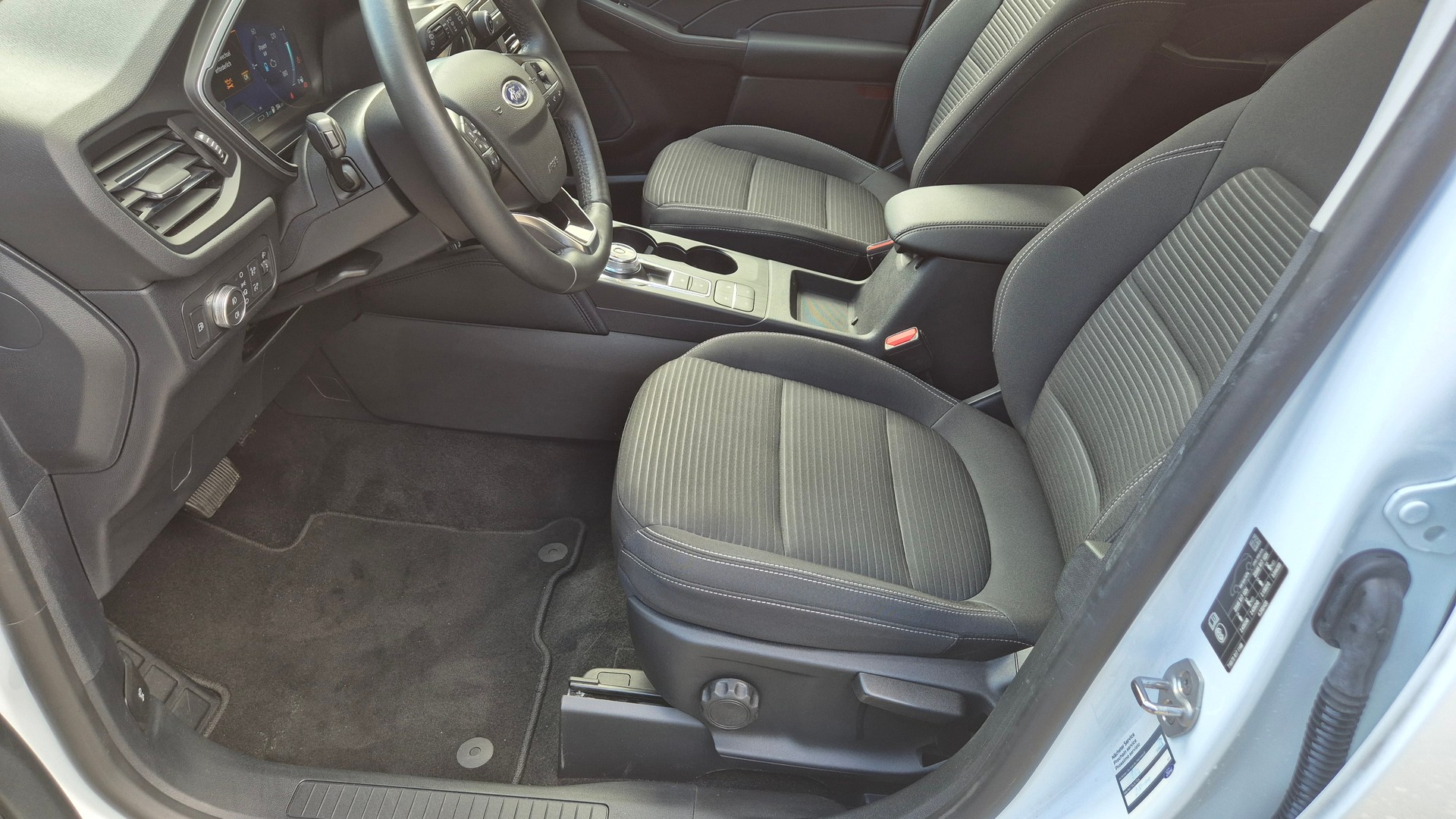 FORD Kuga 2.5 PHEV Titanium 2WD-image-8
