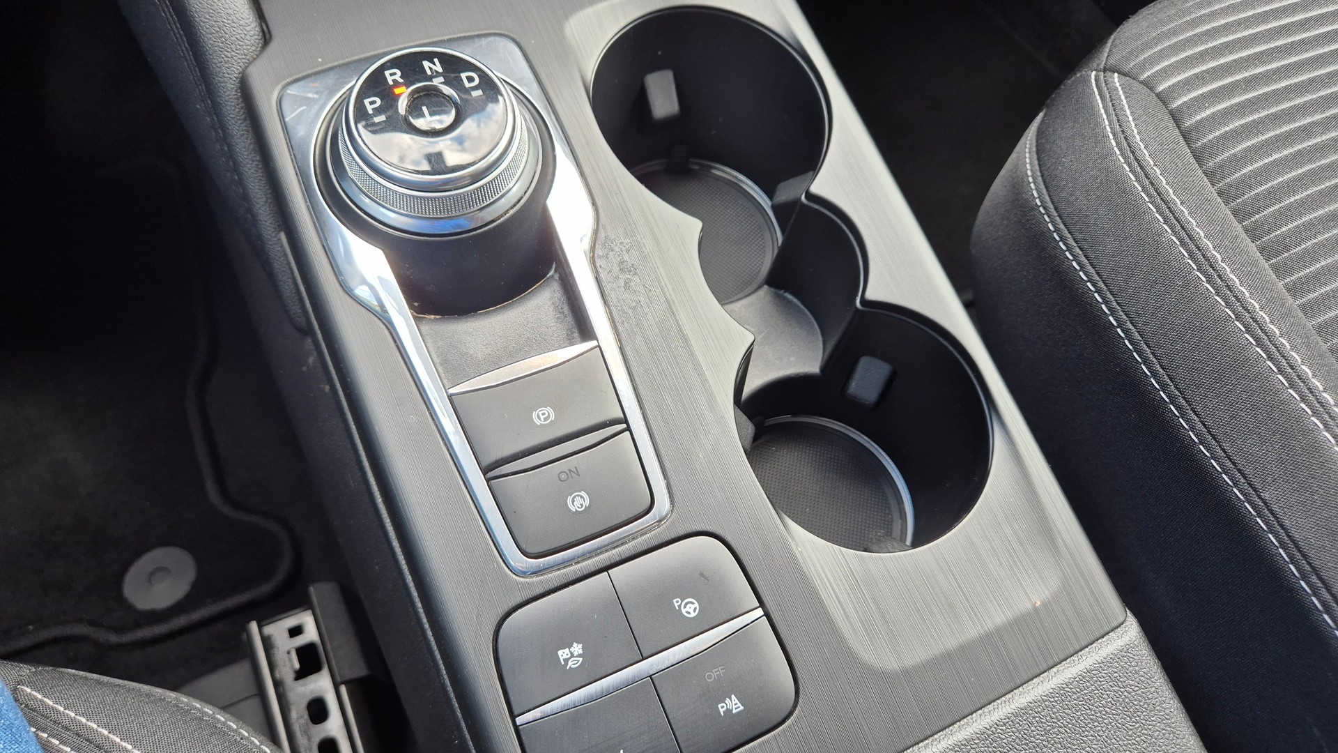 FORD Kuga 2.5 PHEV Titanium 2WD-image-17