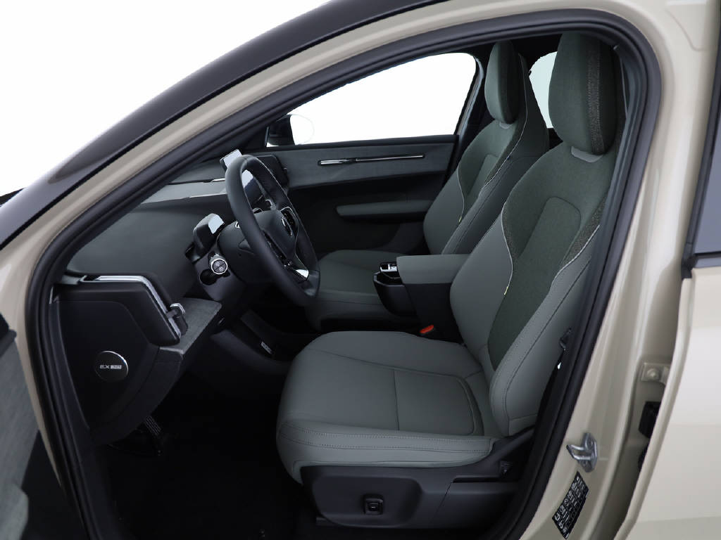 VOLVO EX 30 P8 Twin Ultra Performance AWD-image-1