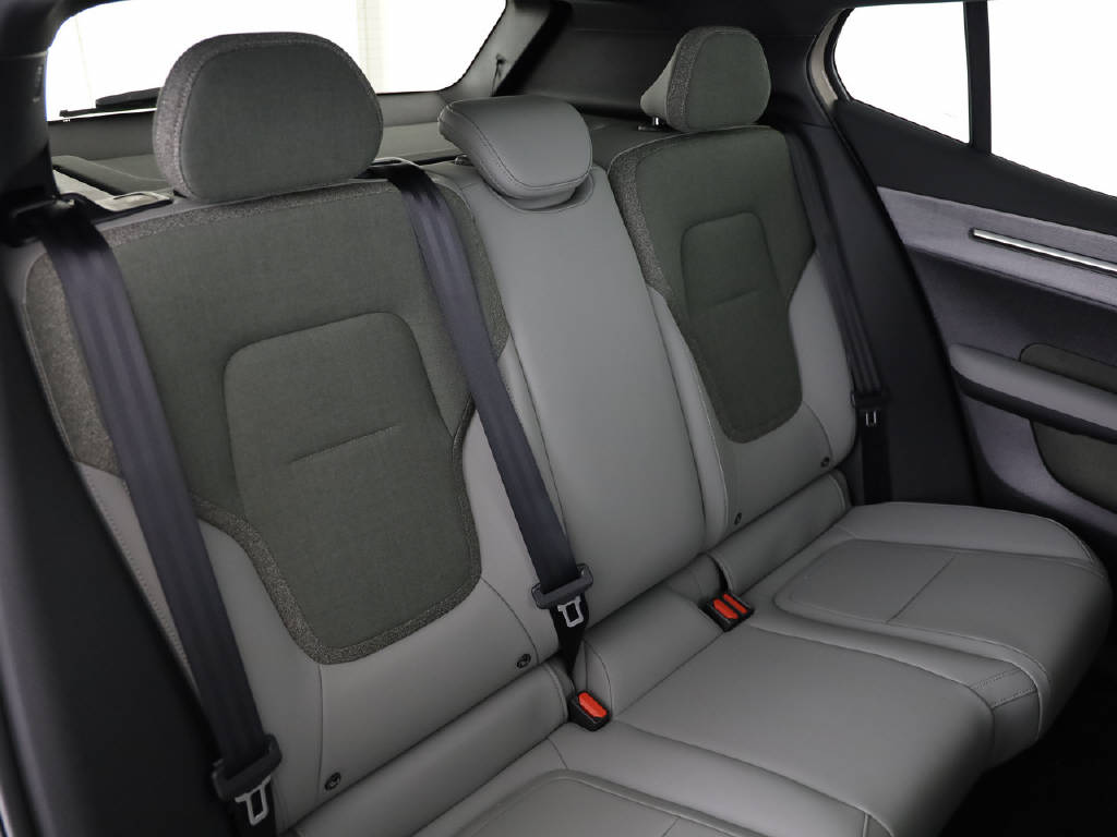VOLVO EX 30 P8 Twin Ultra Performance AWD-image-3