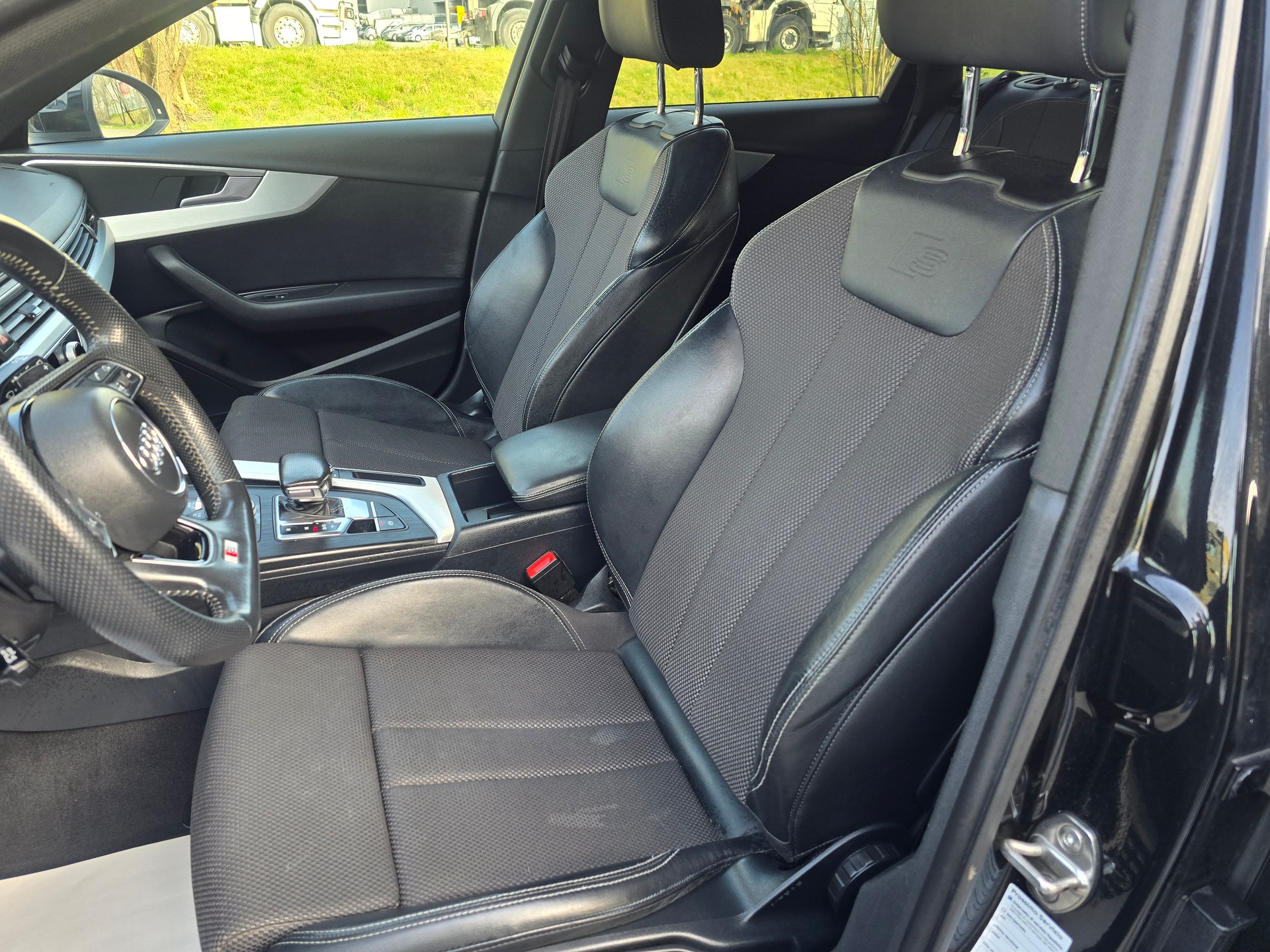 AUDI A4 Avant 2.0 TDI Design S-tronic-image-11