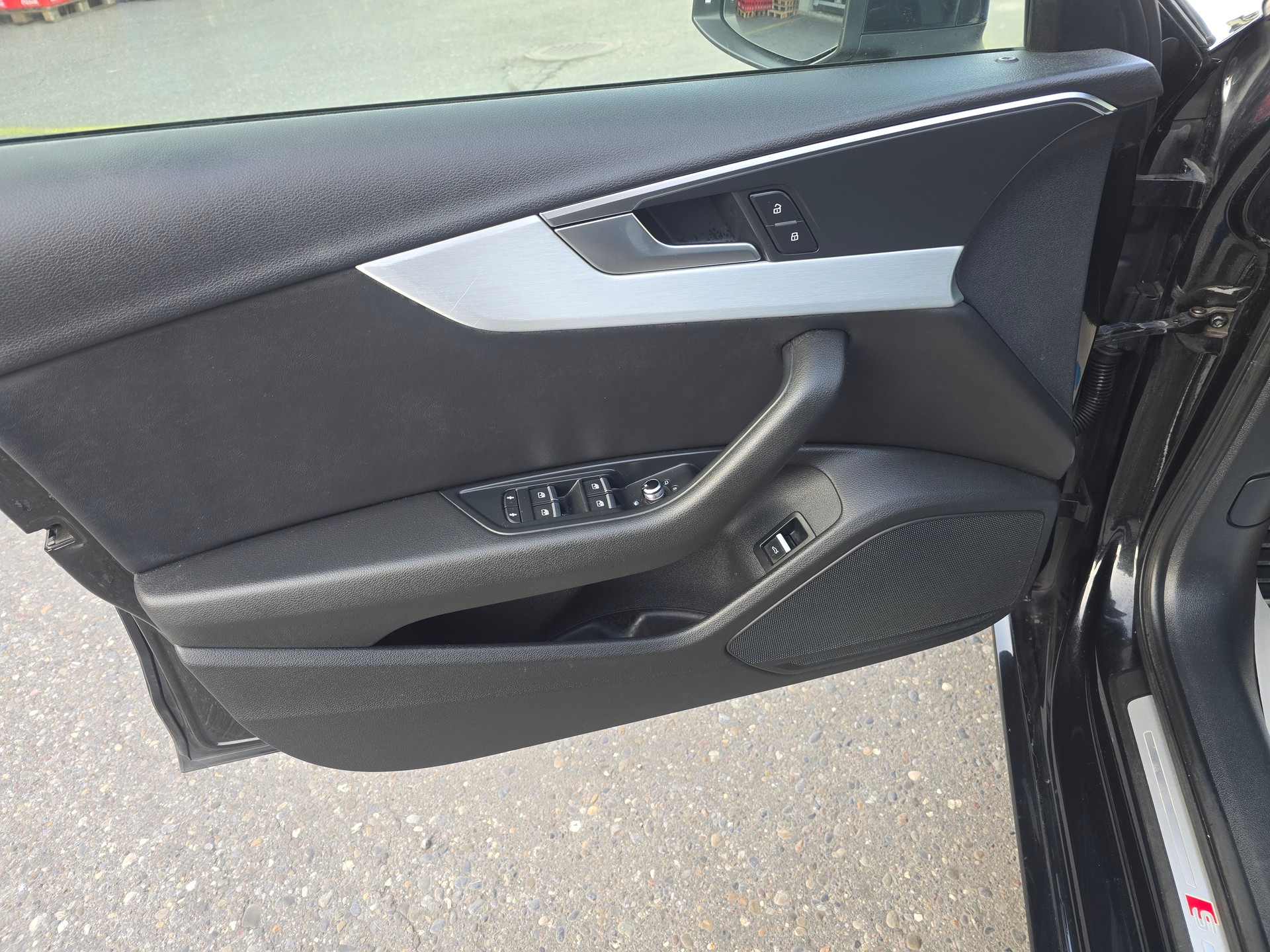 AUDI A4 Avant 2.0 TDI Design S-tronic-image-13