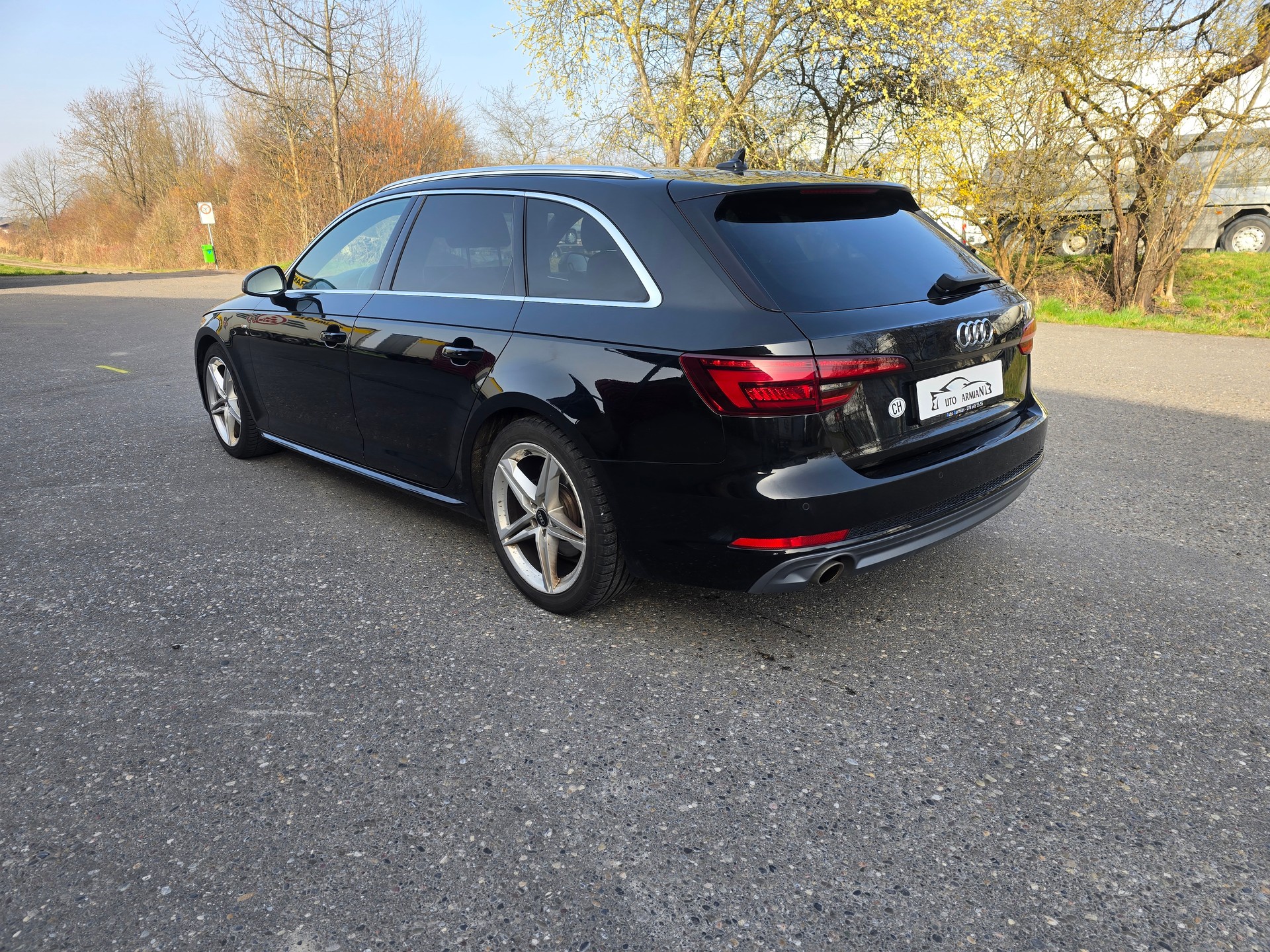 AUDI A4 Avant 2.0 TDI Design S-tronic-image-4