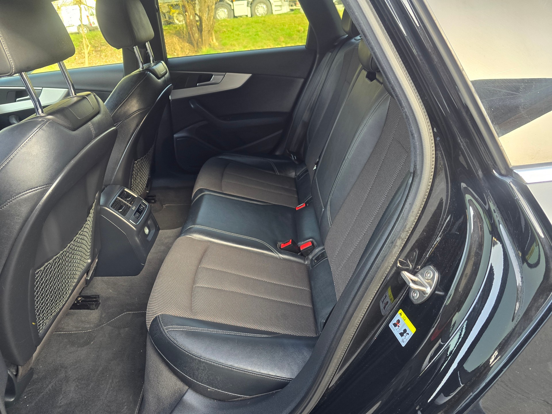 AUDI A4 Avant 2.0 TDI Design S-tronic-image-14
