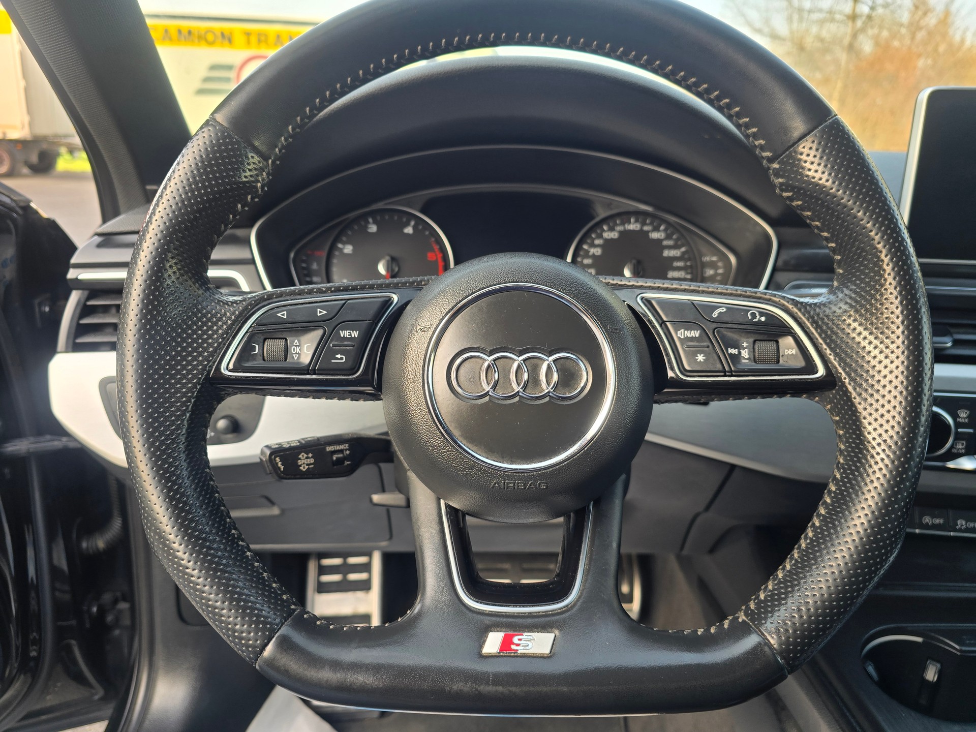 AUDI A4 Avant 2.0 TDI Design S-tronic-image-17