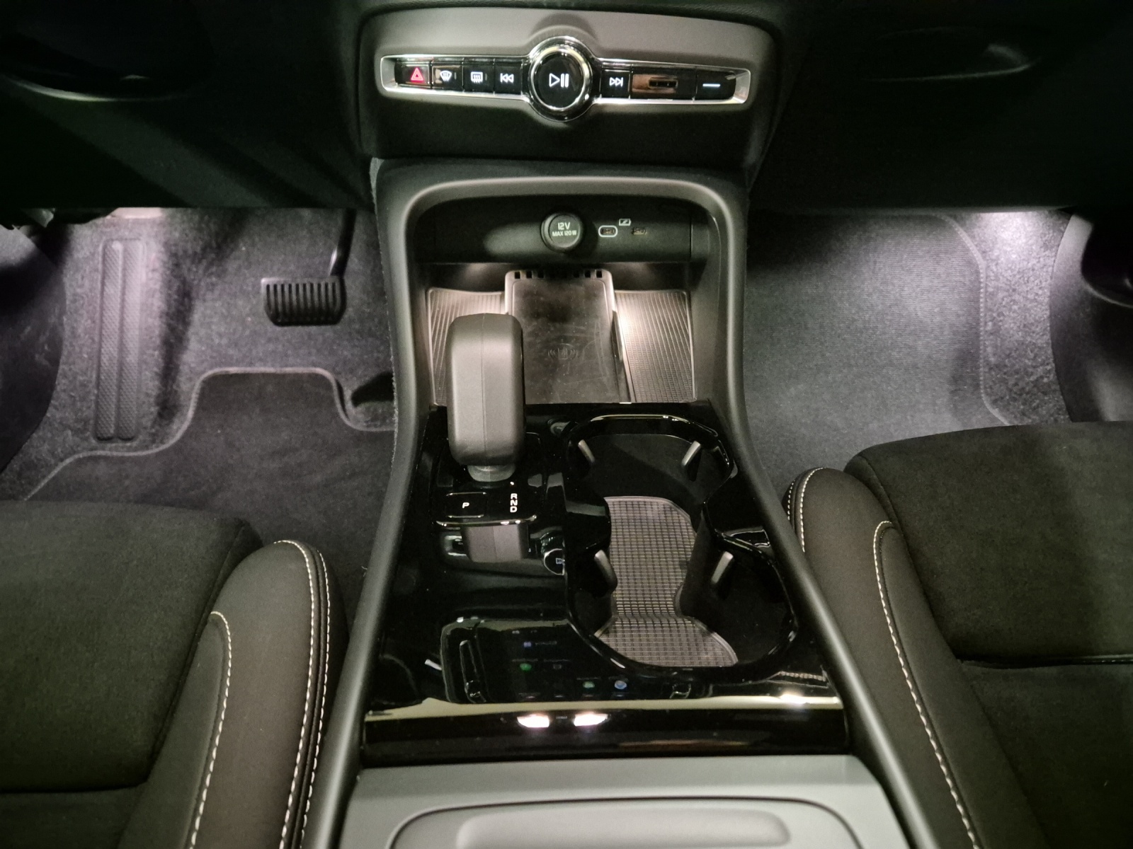 VOLVO EX40 Twin Black Edition AWD-image-14