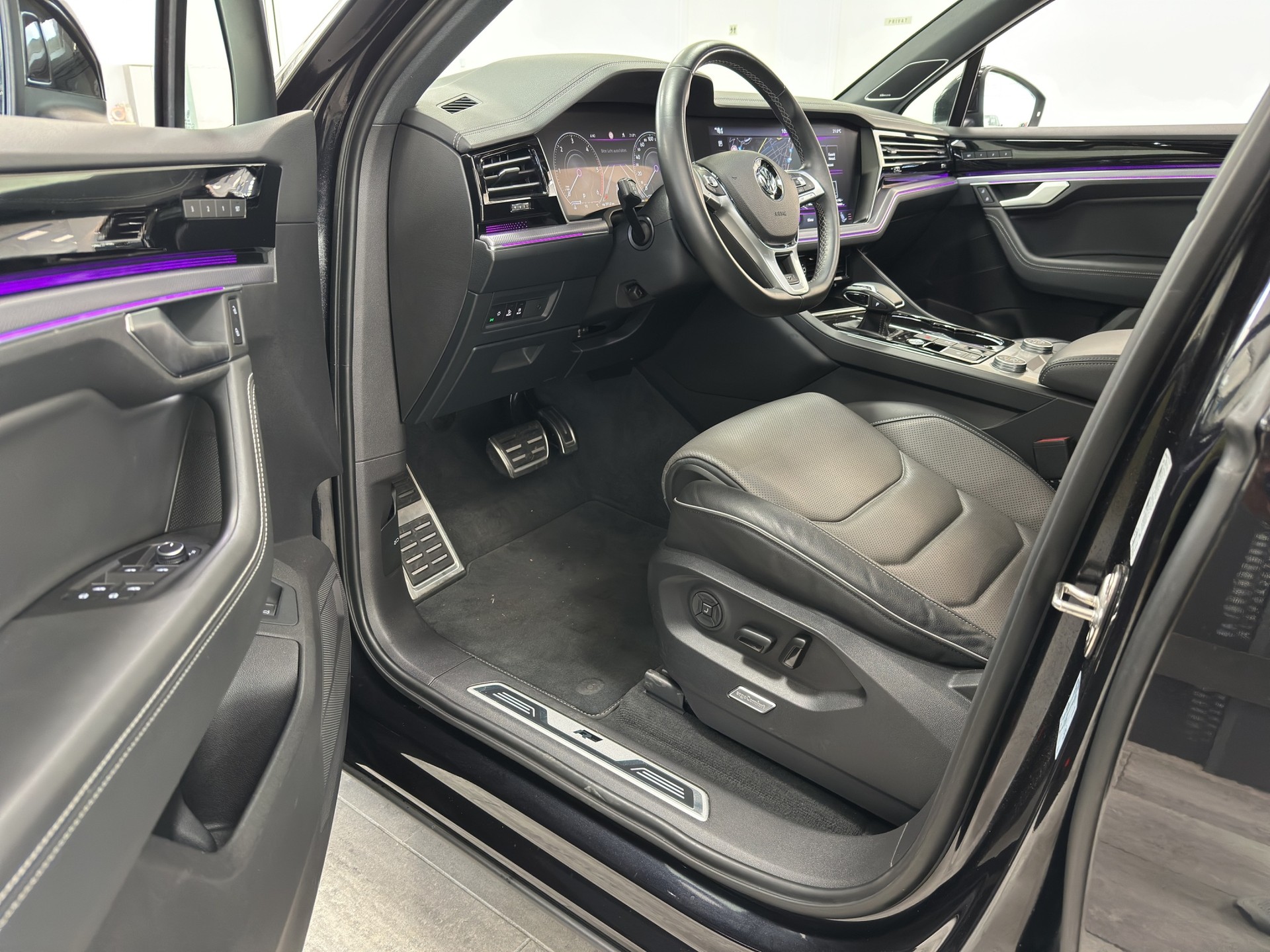 VW Touareg 3.0 TDI R Line Tiptronic-image-18