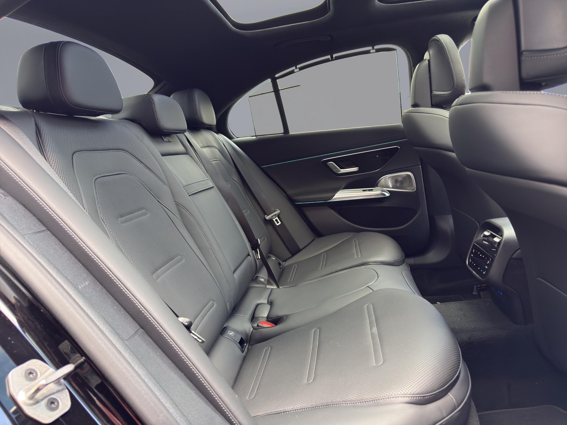 MERCEDES-BENZ E 53 Hybrid AMG 4matic+-image-18
