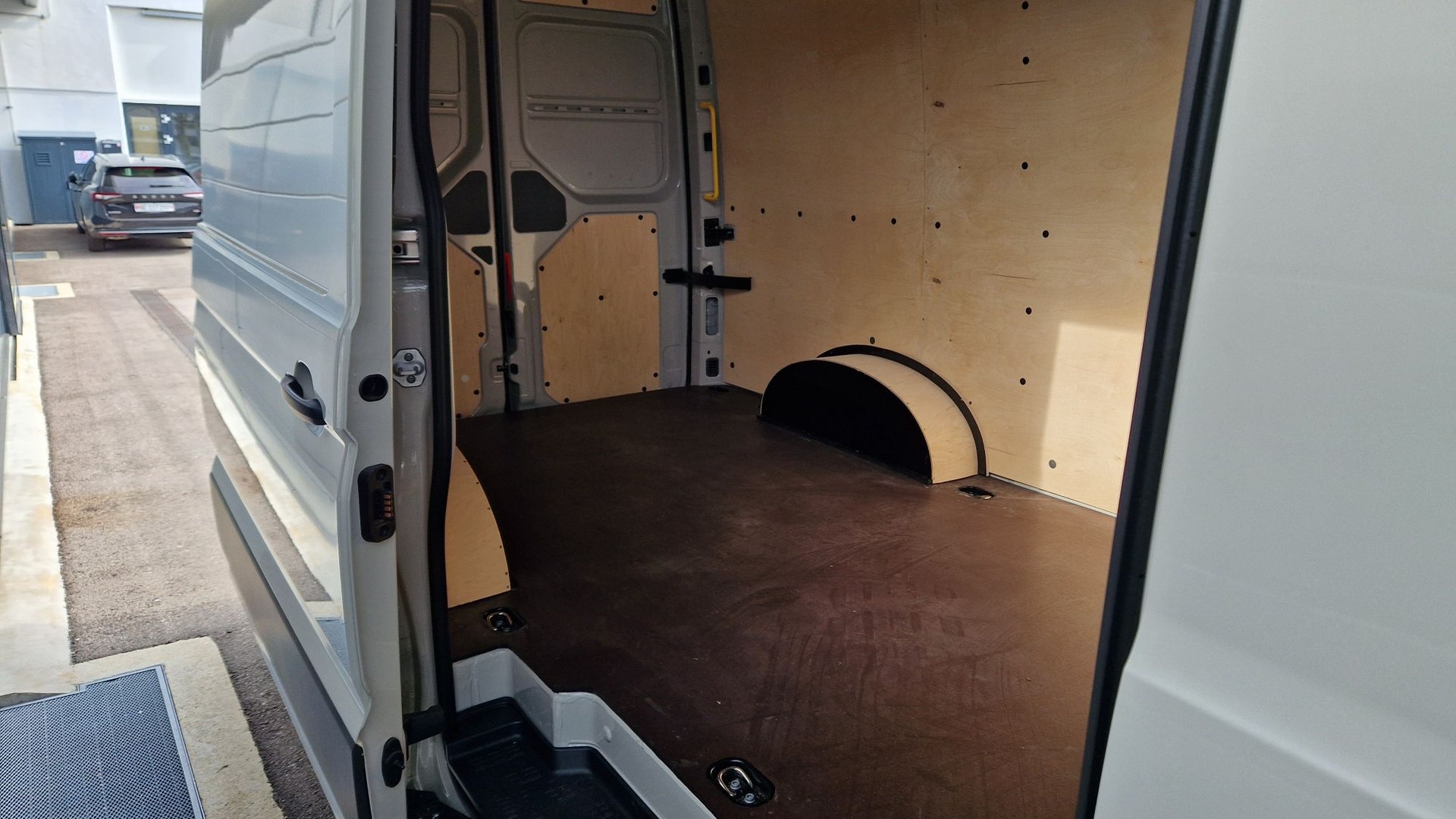 VW Crafter 35 2.0 BiTDI L3H3 4Motion A-image-7