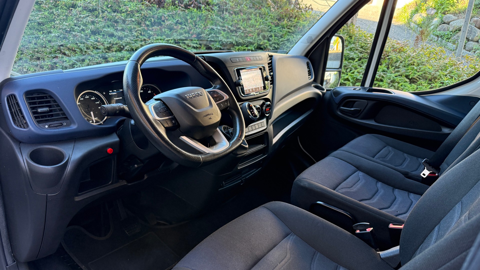 IVECO 35 S 16H A8 V mit Hebebühne ab MFK, ACC, Frontassistent, Rückfahrtkamera-image-18