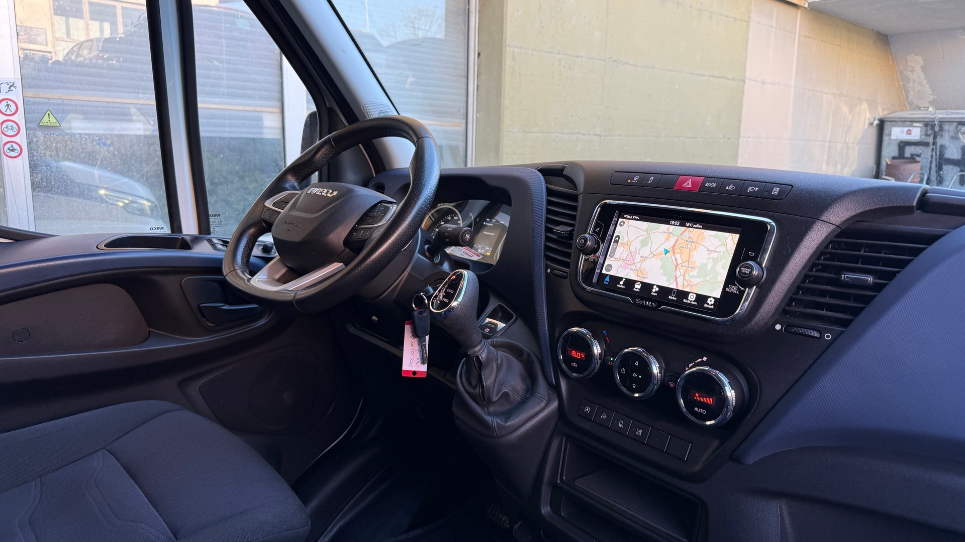 IVECO 35 S 16H A8 V mit Hebebühne ab MFK, ACC, Frontassistent, Rückfahrtkamera-image-28