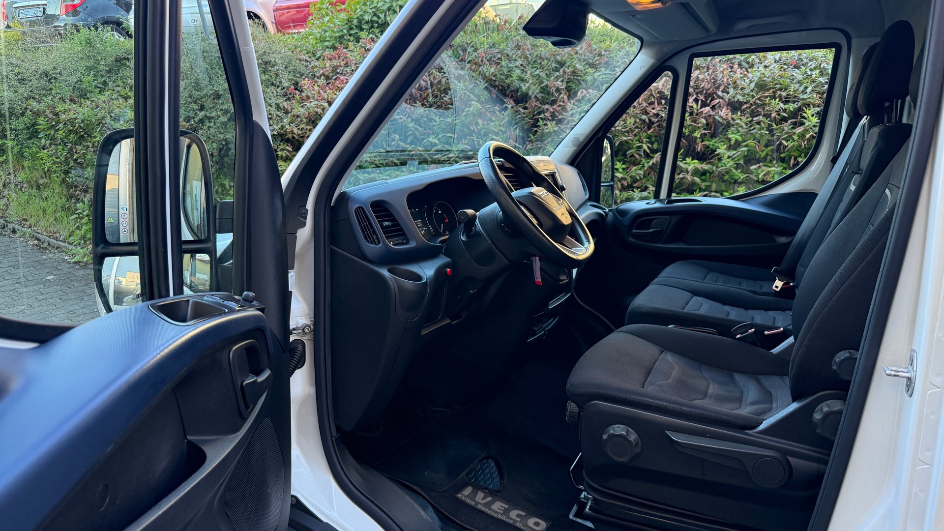 IVECO 35 S 16H A8 V mit Hebebühne ab MFK, ACC, Frontassistent, Rückfahrtkamera-image-25