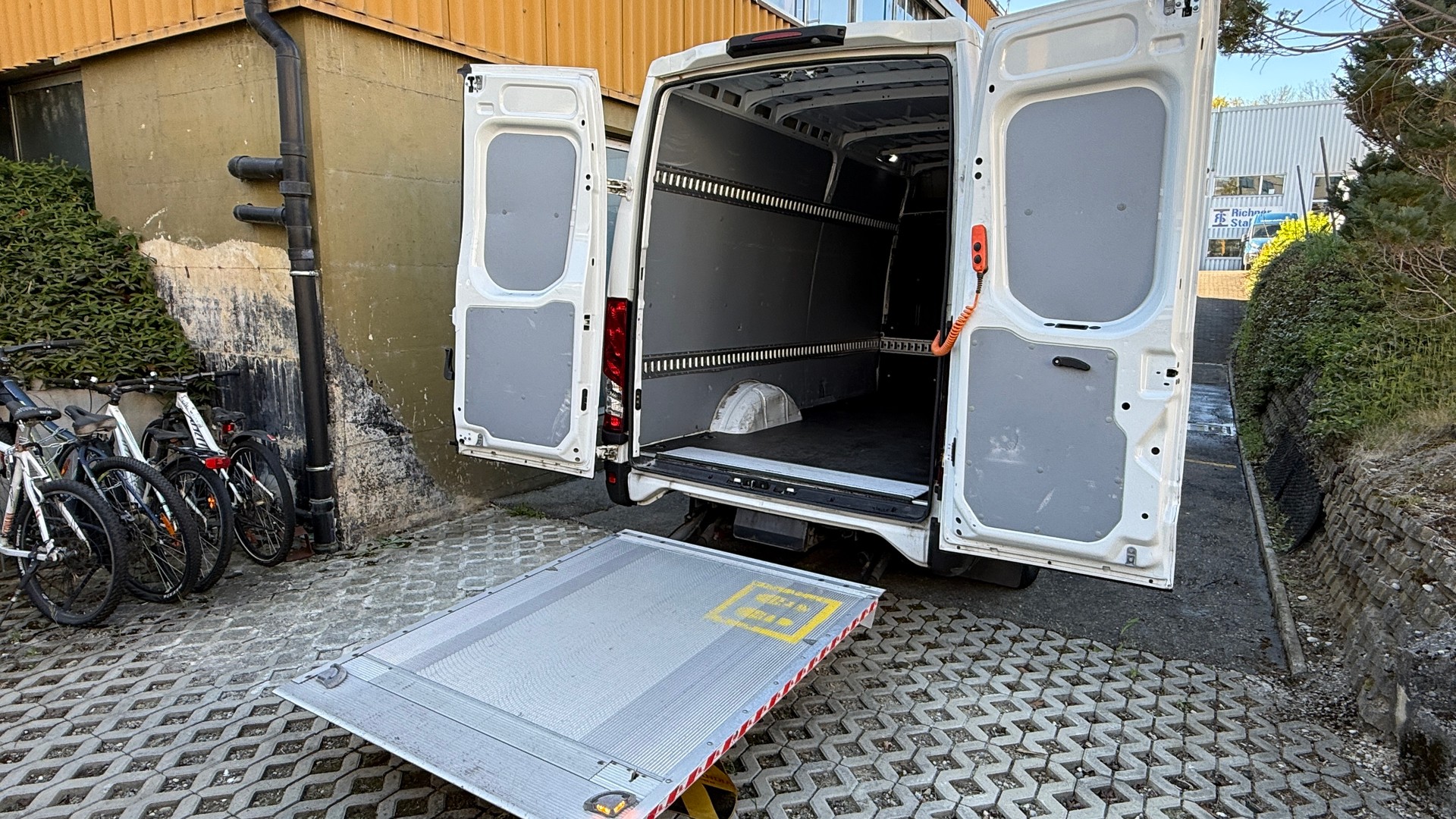 IVECO 35 S 16H A8 V mit Hebebühne ab MFK, ACC, Frontassistent, Rückfahrtkamera-image-9