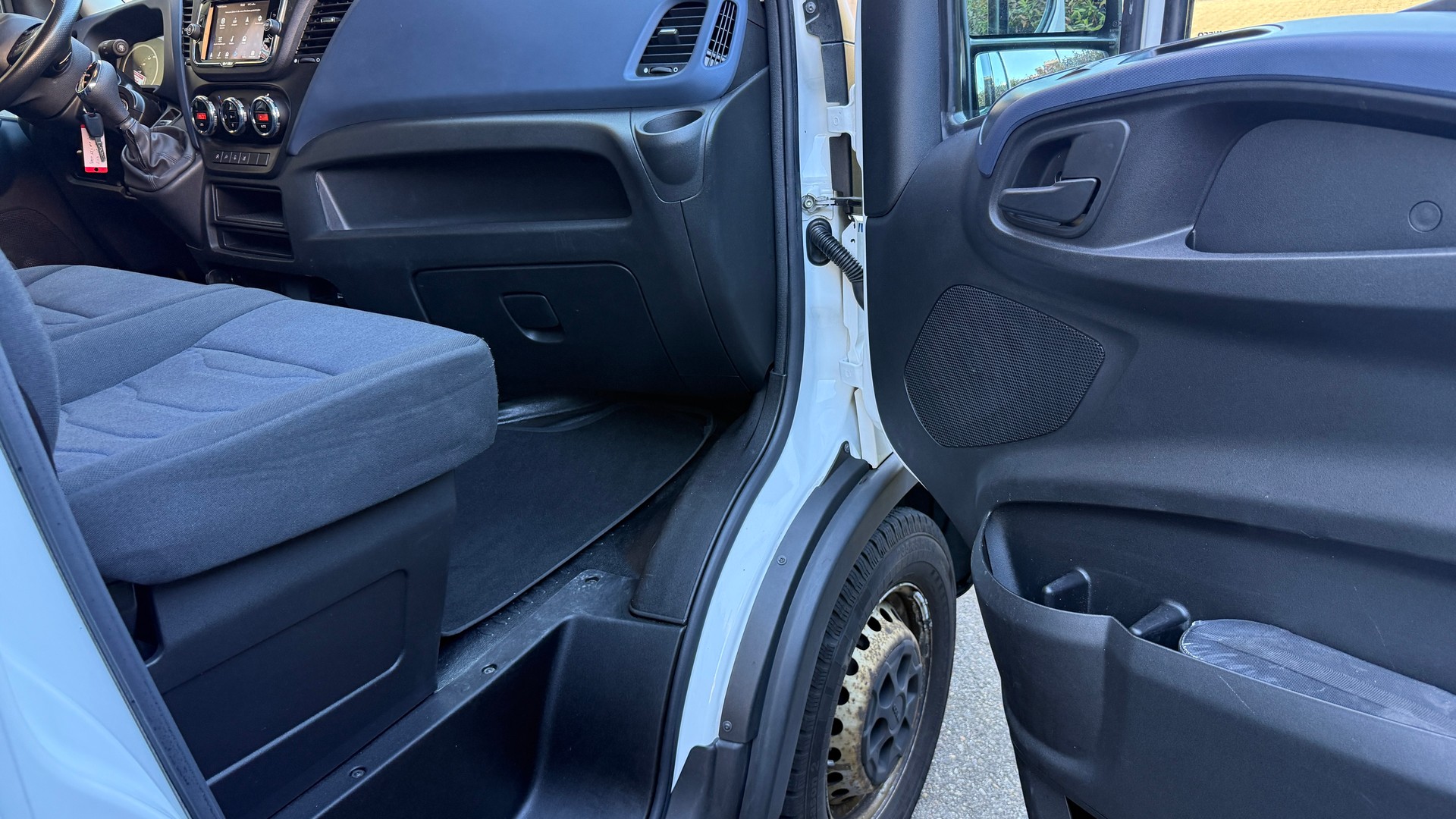 IVECO 35 S 16H A8 V mit Hebebühne ab MFK, ACC, Frontassistent, Rückfahrtkamera-image-26
