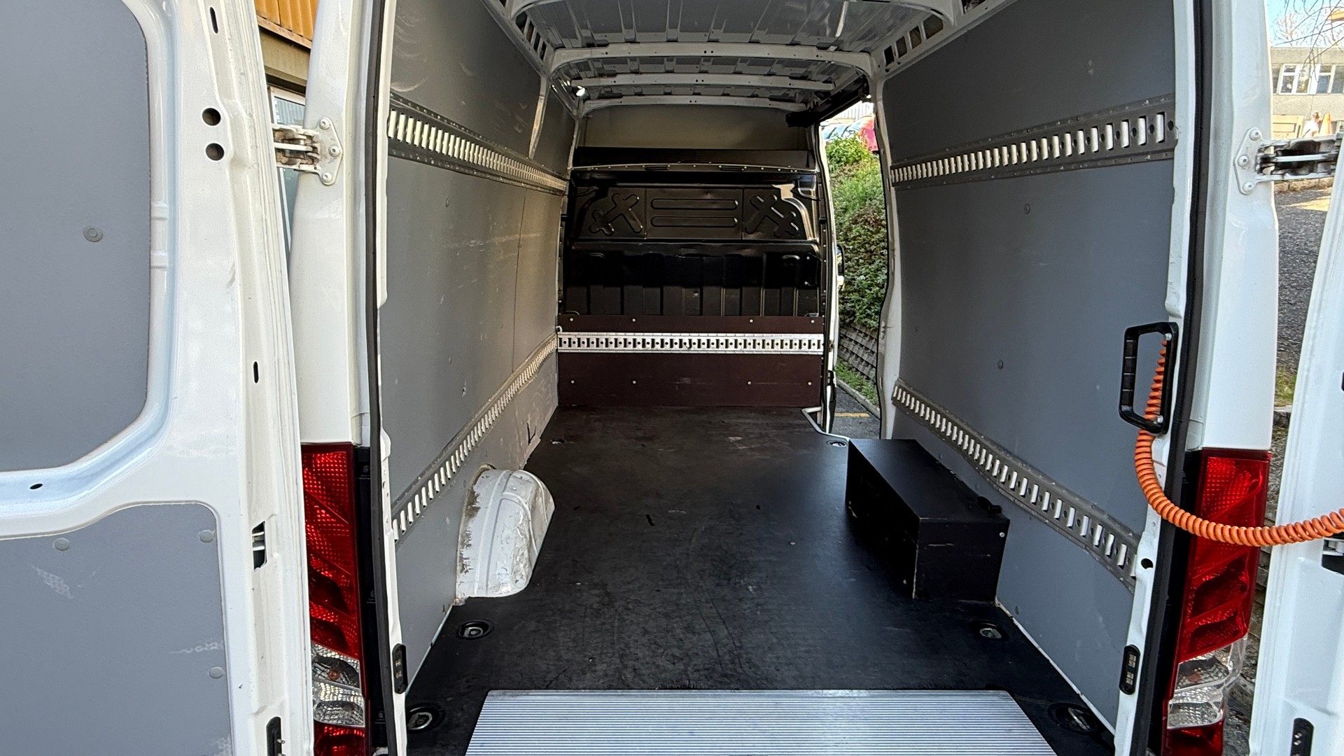 IVECO 35 S 16H A8 V mit Hebebühne ab MFK, ACC, Frontassistent, Rückfahrtkamera-image-11