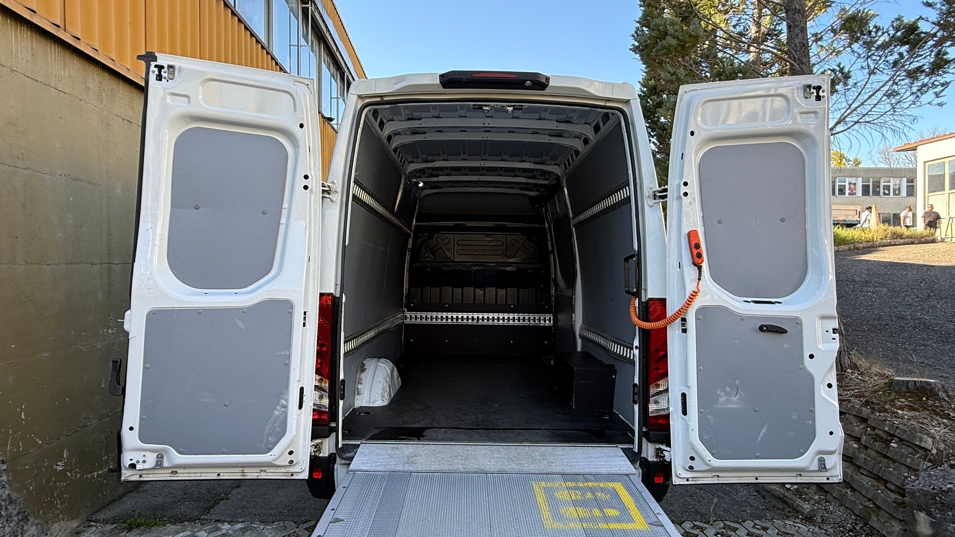 IVECO 35 S 16H A8 V mit Hebebühne ab MFK, ACC, Frontassistent, Rückfahrtkamera-image-10