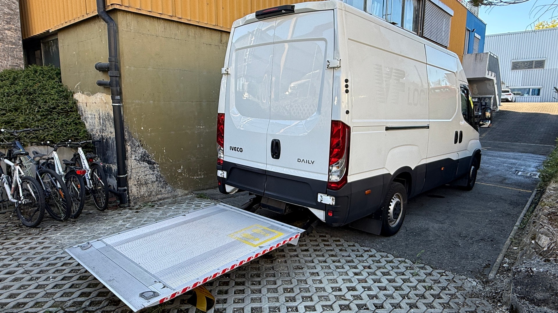 IVECO 35 S 16H A8 V mit Hebebühne ab MFK, ACC, Frontassistent, Rückfahrtkamera-image-8