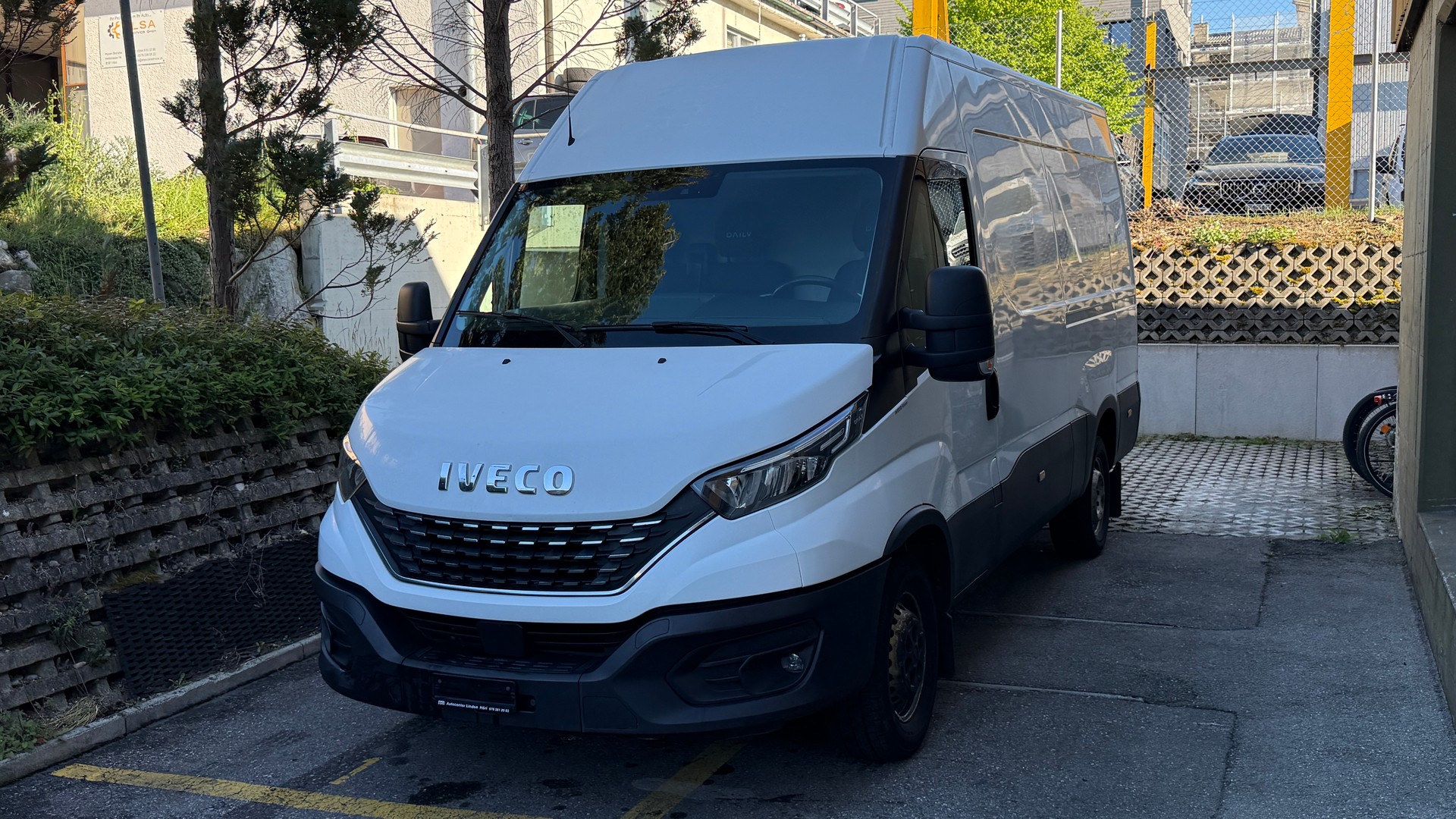 IVECO 35 S 16H A8 V mit Hebebühne ab MFK, ACC, Frontassistent, Rückfahrtkamera-image-1