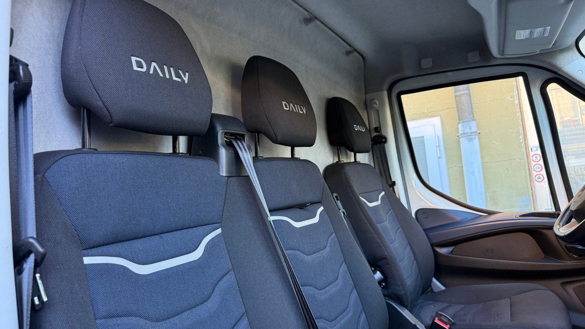 IVECO 35 S 16H A8 V mit Hebebühne ab MFK, ACC, Frontassistent, Rückfahrtkamera-image-27