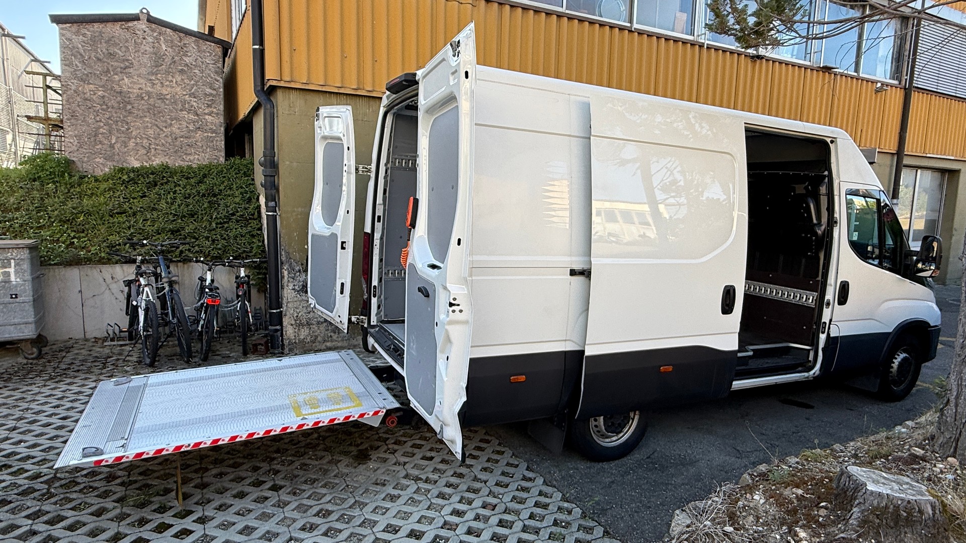 IVECO 35 S 16H A8 V mit Hebebühne ab MFK, ACC, Frontassistent, Rückfahrtkamera-image-12