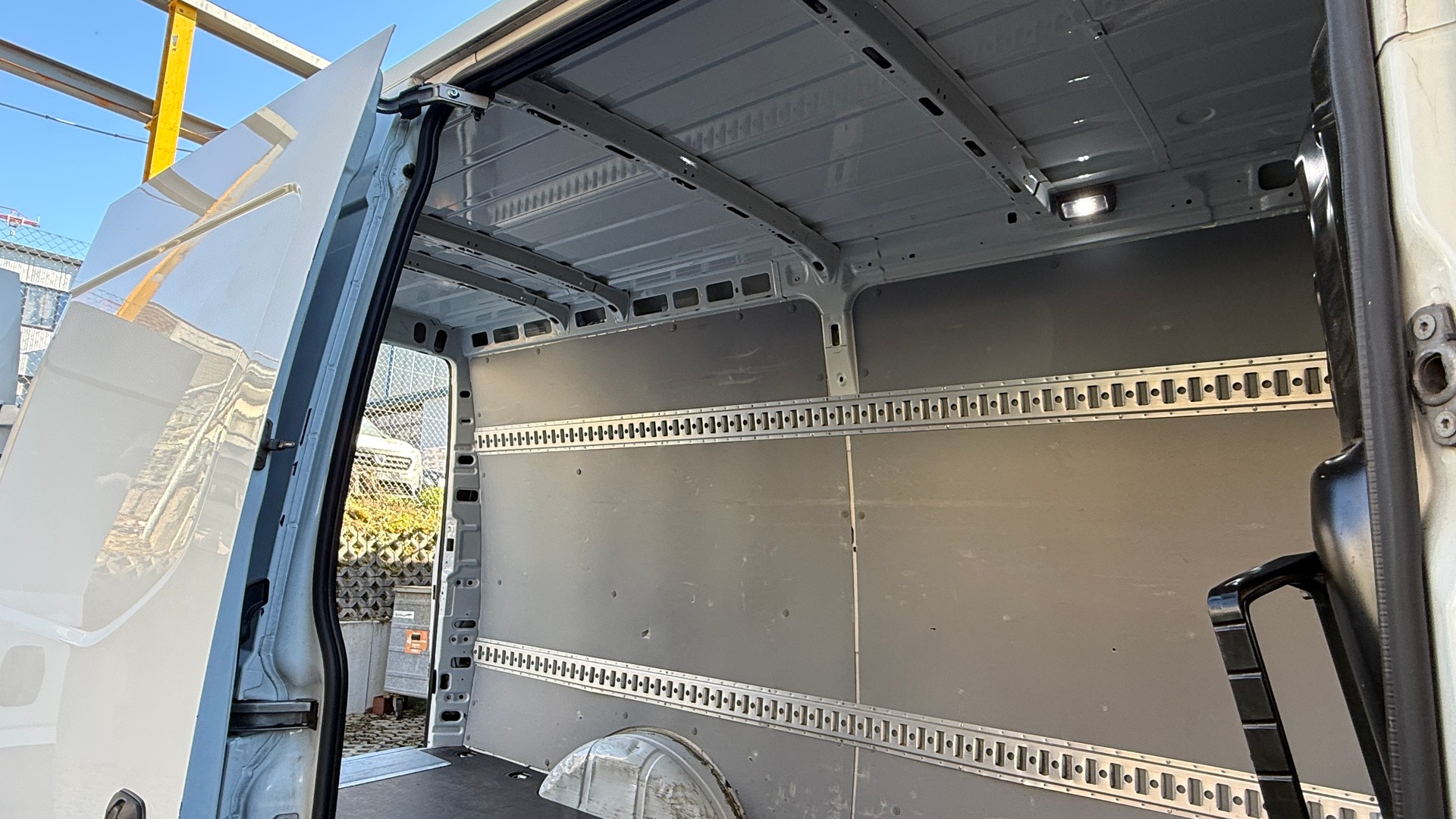 IVECO 35 S 16H A8 V mit Hebebühne ab MFK, ACC, Frontassistent, Rückfahrtkamera-image-13