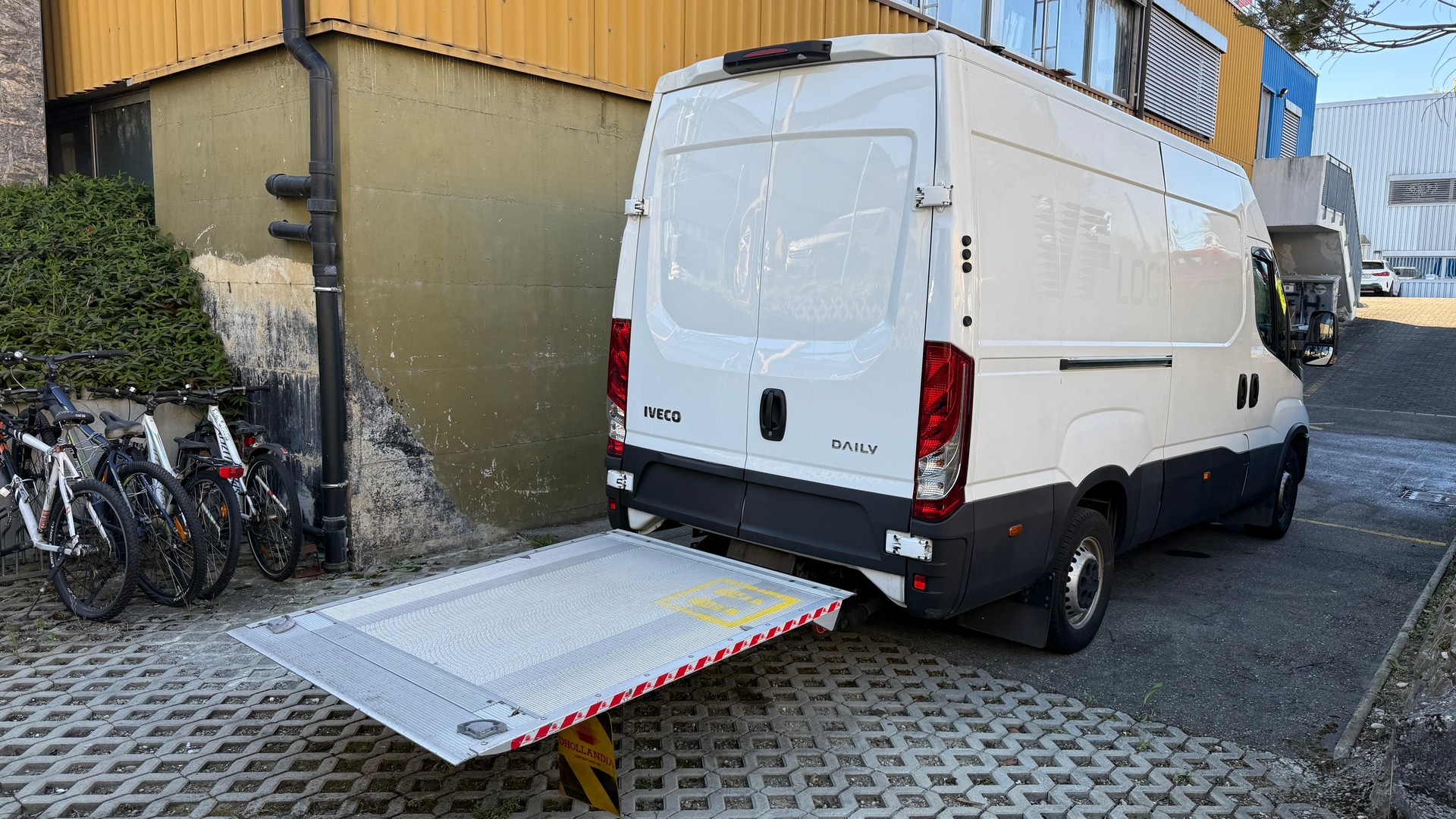 IVECO 35 S 16H A8 V mit Hebebühne ab MFK, ACC, Frontassistent, Rückfahrtkamera-image-15