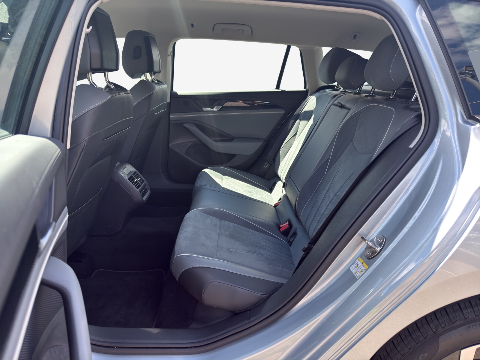 VW Passat Variant 2.0 TDI evo Business DSG-image-11