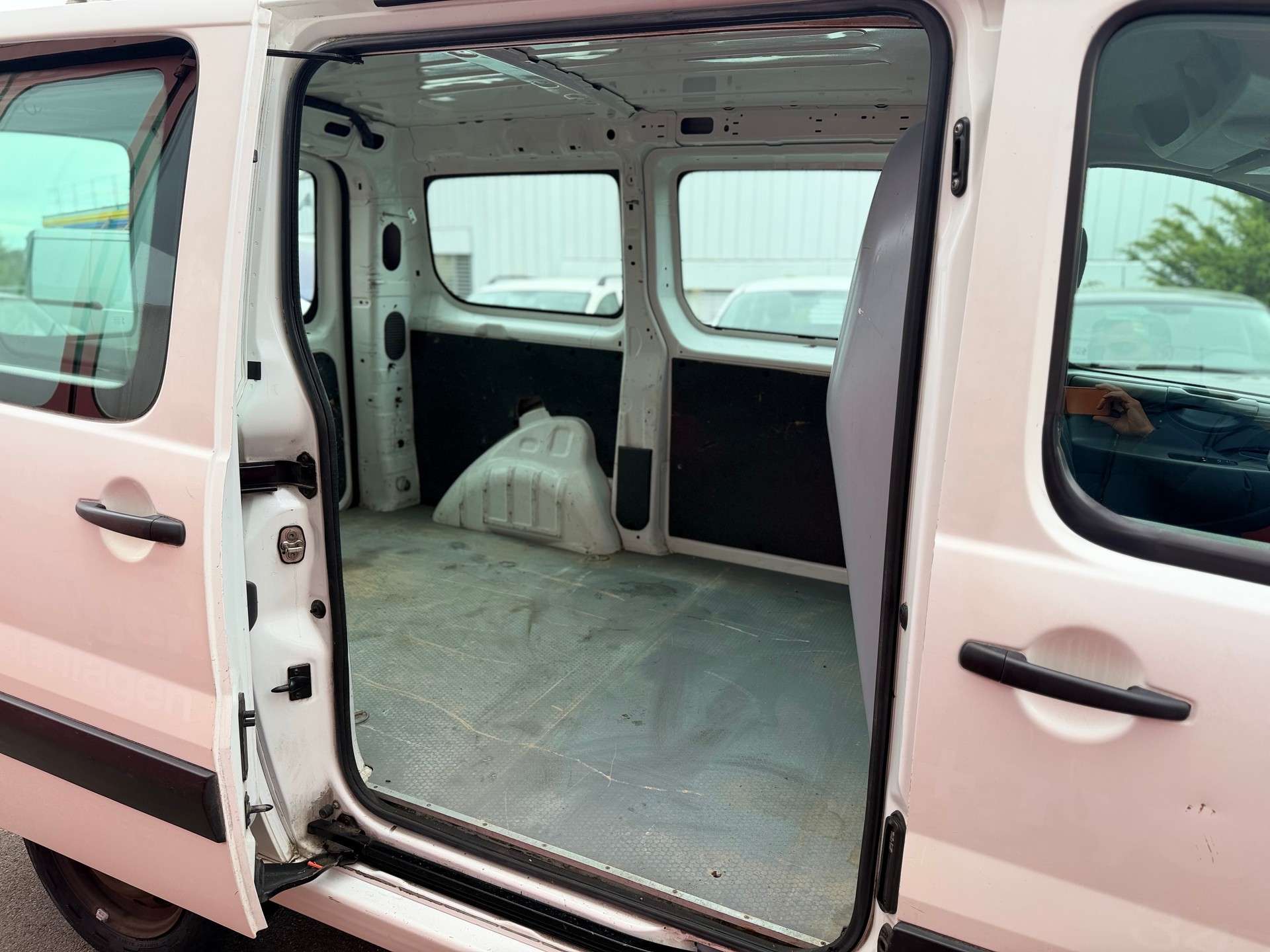 PEUGEOT Expert 2.0i 16V 229 L1H1-image-9