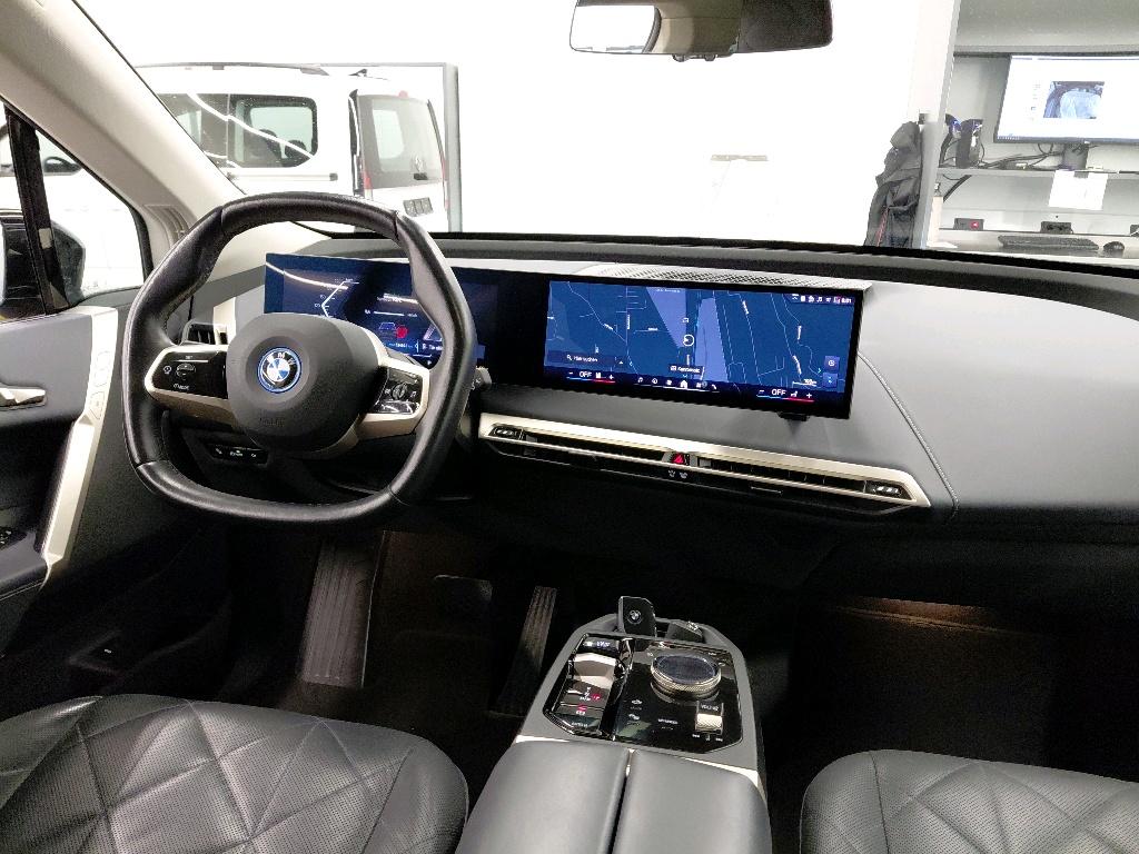 BMW iX xDrive40-image-4