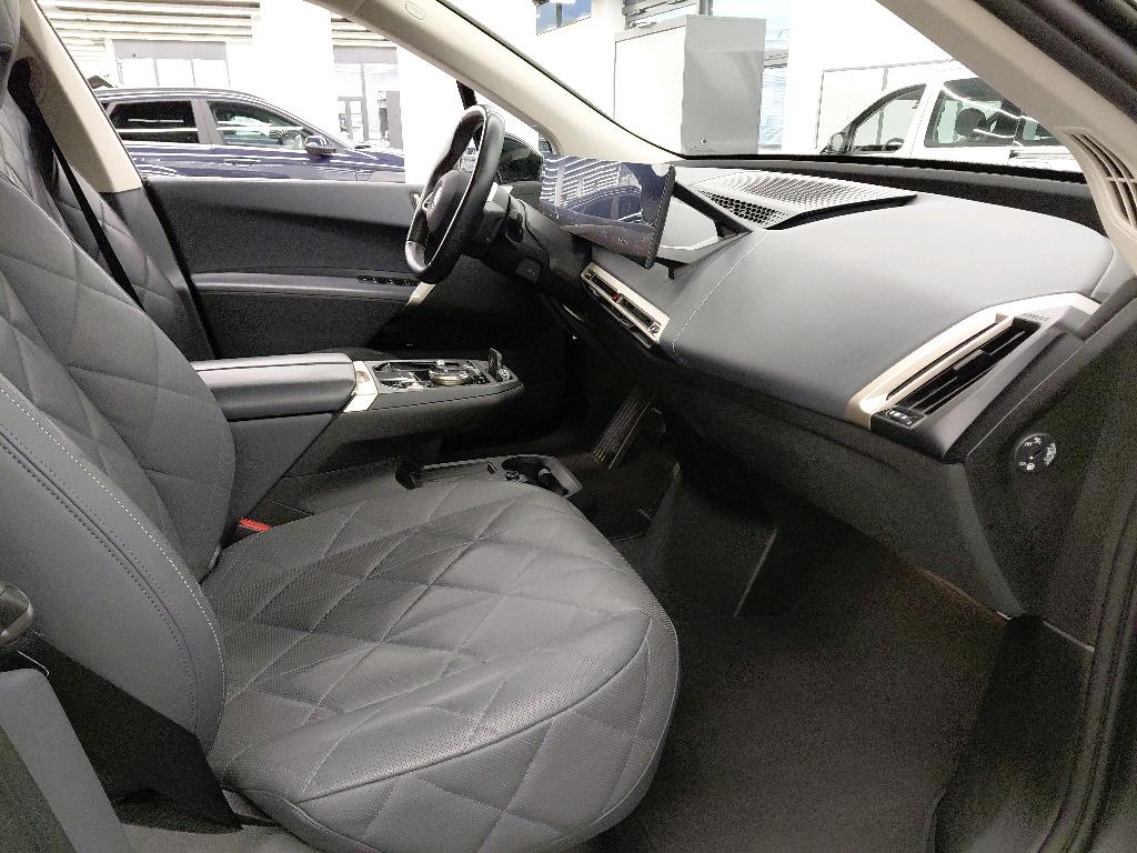 BMW iX xDrive40-showroom-element-3