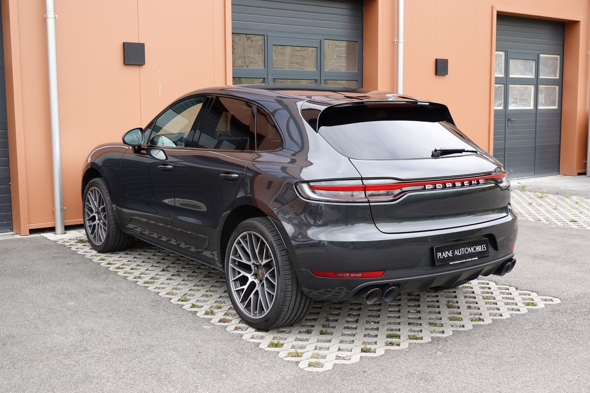 PORSCHE Macan Turbo PDK - "CH Auto * Pack Chrono * Sièges 18 Pos. * Caméra 360' * Echap. Sport"-image-9