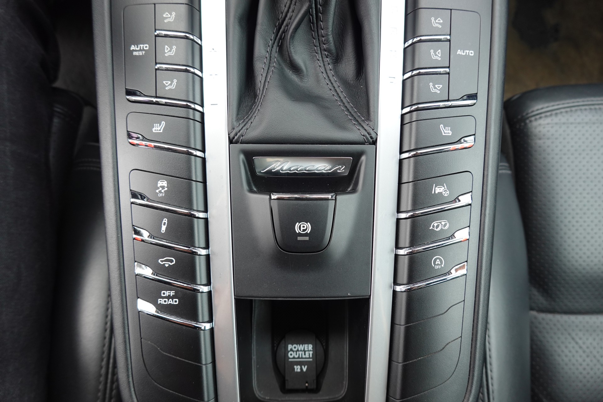 PORSCHE Macan Turbo PDK - "CH Auto * Pack Chrono * Sièges 18 Pos. * Caméra 360' * Echap. Sport"-image-15