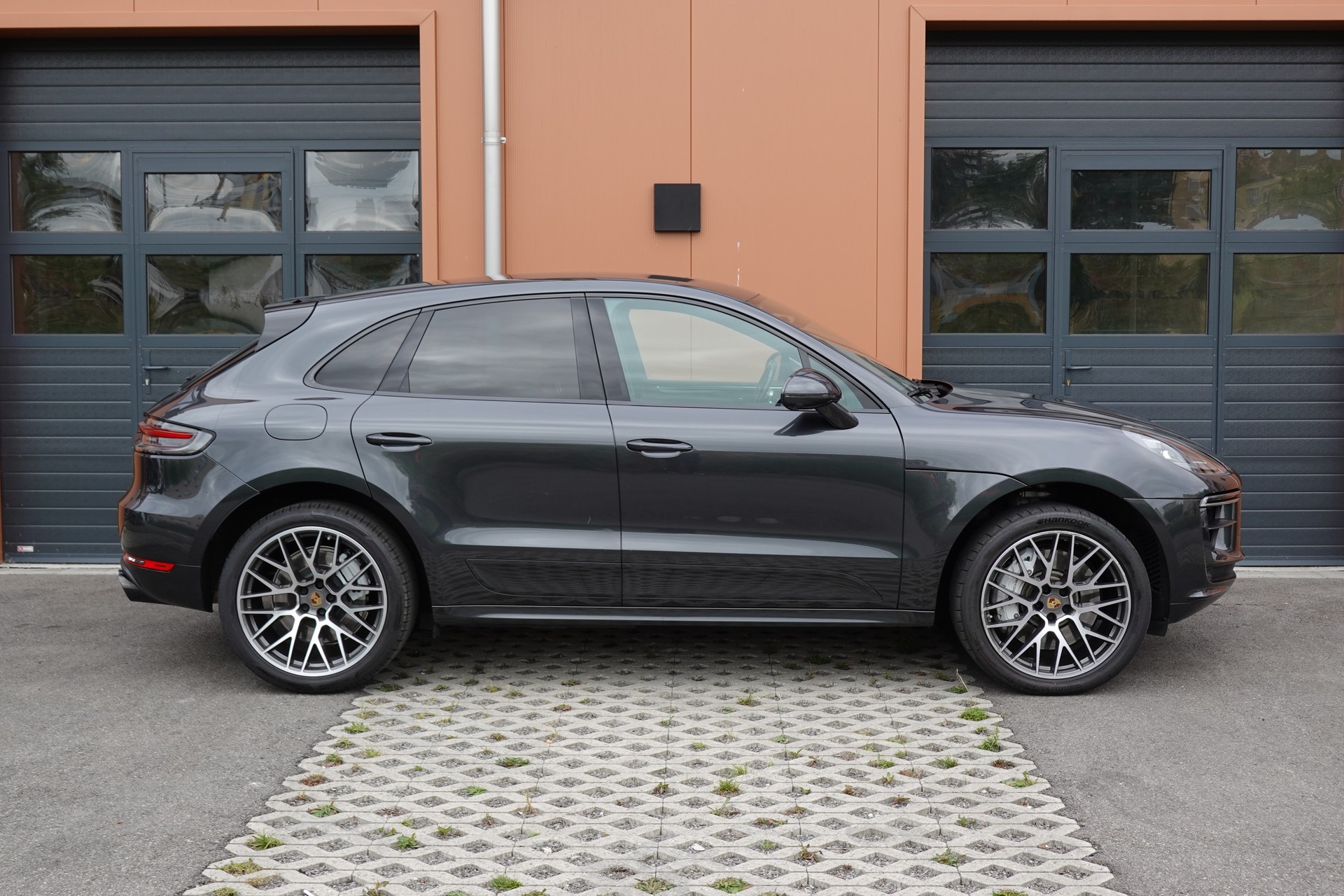 PORSCHE Macan Turbo PDK - "CH Auto * Pack Chrono * Sièges 18 Pos. * Caméra 360' * Echap. Sport"-image-3