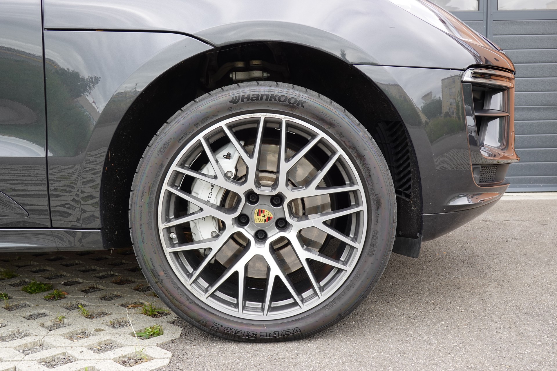 PORSCHE Macan Turbo PDK - "CH Auto * Pack Chrono * Sièges 18 Pos. * Caméra 360' * Echap. Sport"-image-4
