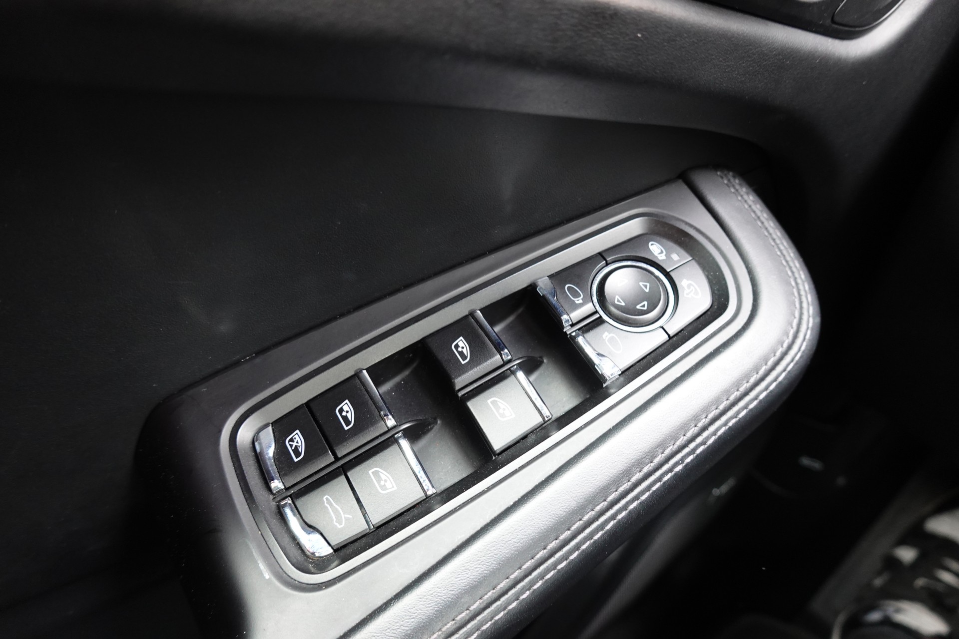 PORSCHE Macan Turbo PDK - "CH Auto * Pack Chrono * Sièges 18 Pos. * Caméra 360' * Echap. Sport"-image-19