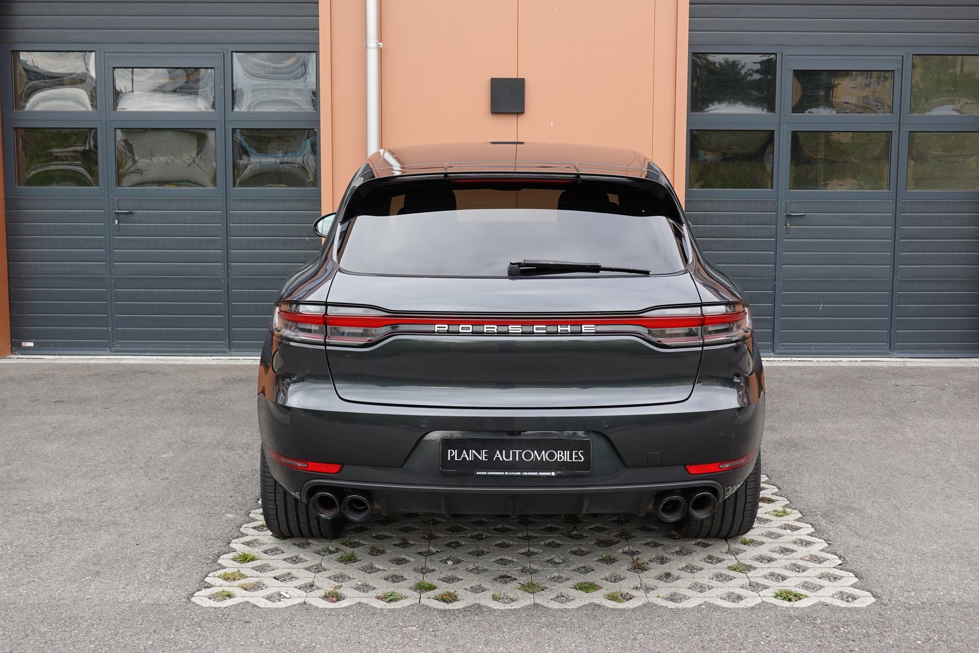 PORSCHE Macan Turbo PDK - "CH Auto * Pack Chrono * Sièges 18 Pos. * Caméra 360' * Echap. Sport"-image-8