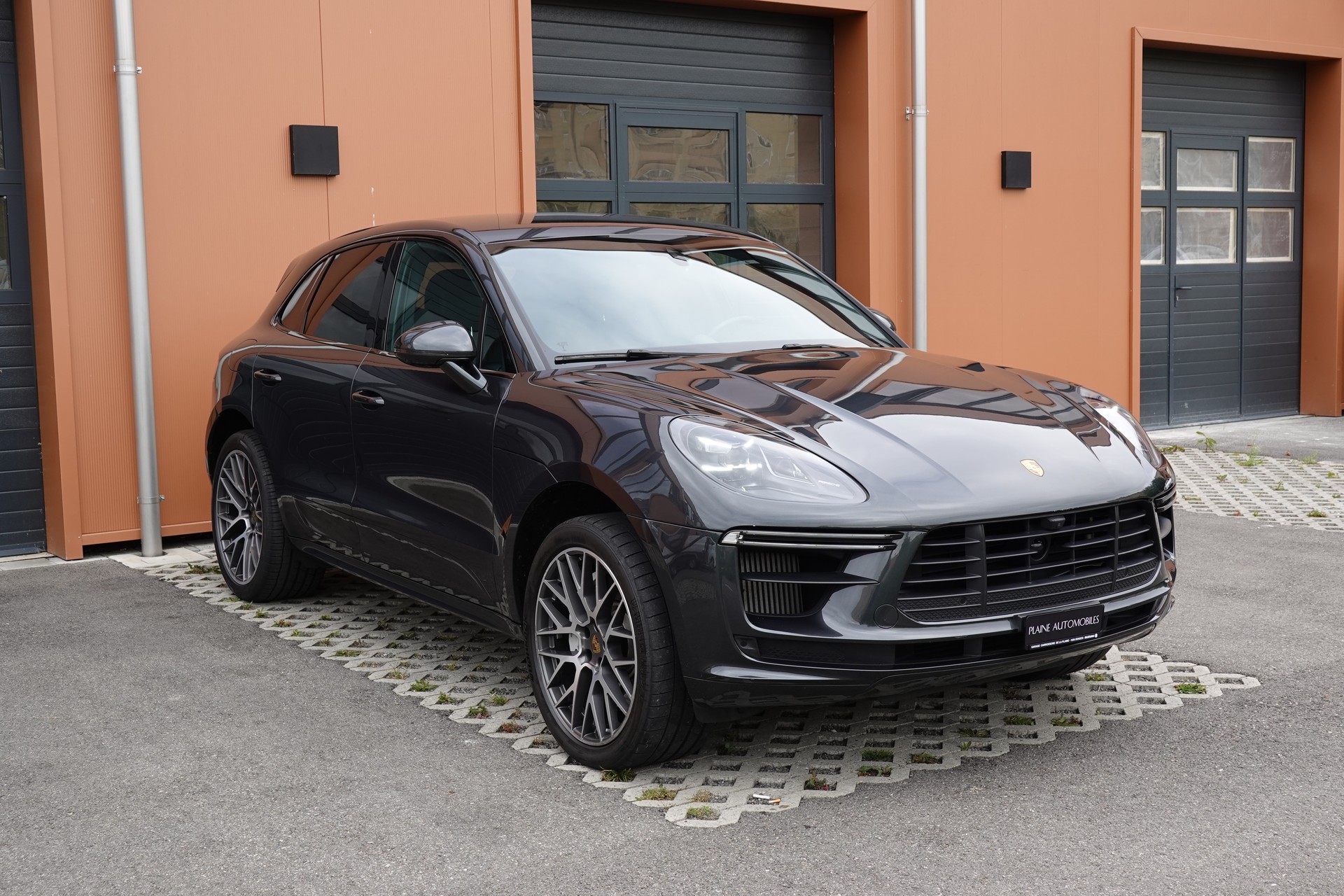 PORSCHE Macan Turbo PDK - "CH Auto * Pack Chrono * Sièges 18 Pos. * Caméra 360' * Echap. Sport"-image-2